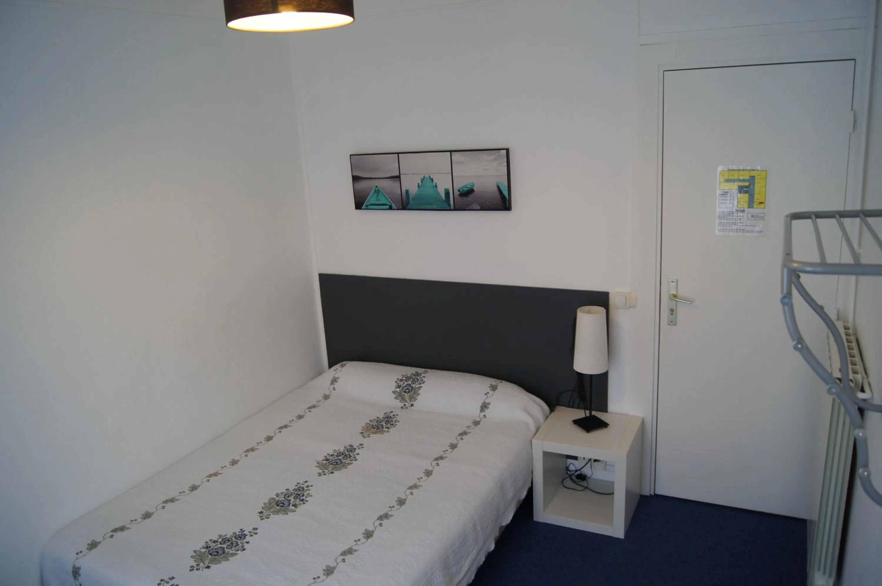 Bedroom, Bed in Hôtel Moderne