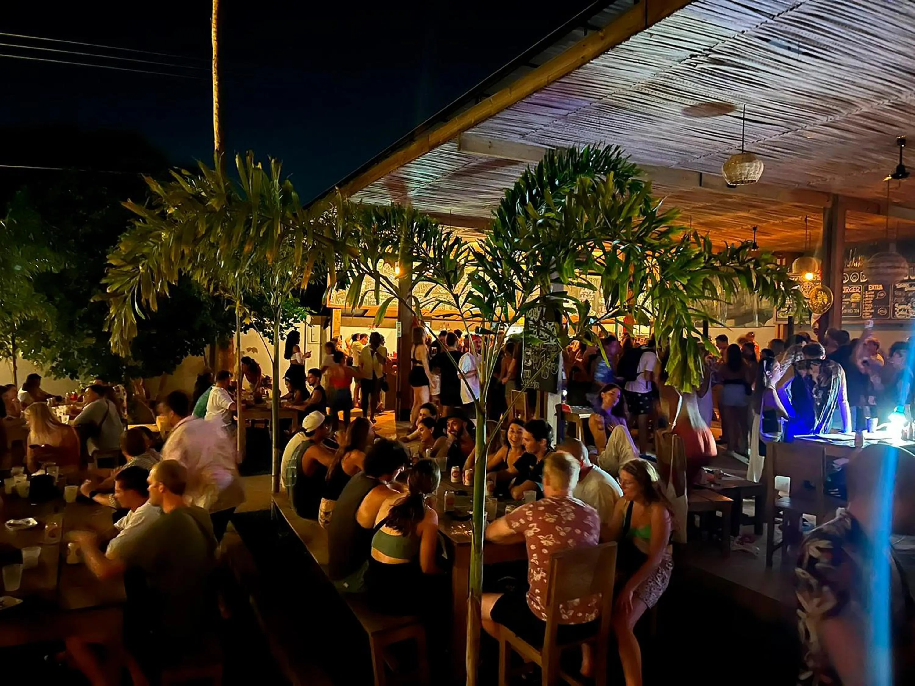 Nightclub / DJ in Straw Hat Surf Hostel & Bar