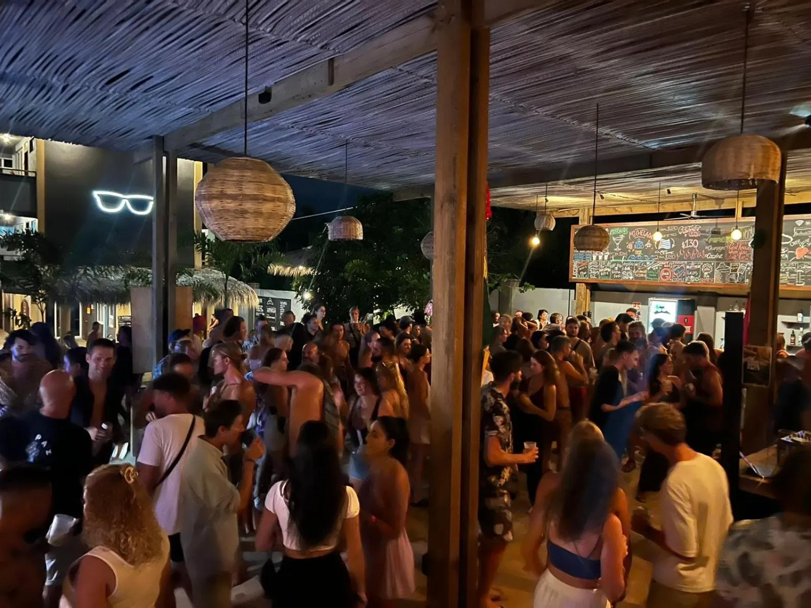 Nightclub / DJ in Straw Hat Surf Hostel & Bar