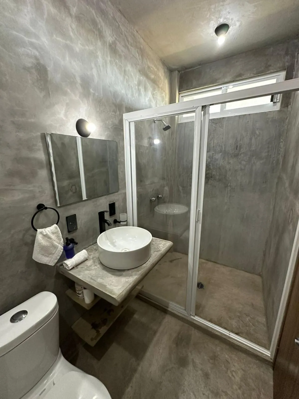 Bathroom in Straw Hat Surf Hostel & Bar