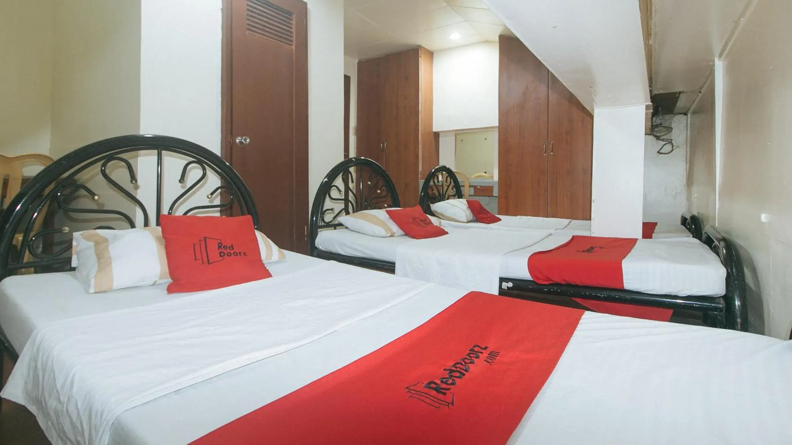 Quadruple Room in RedDoorz @ Plaza La Paz Iloilo City Quadruple Room in RedDoorz @ Plaza La Paz Iloilo City