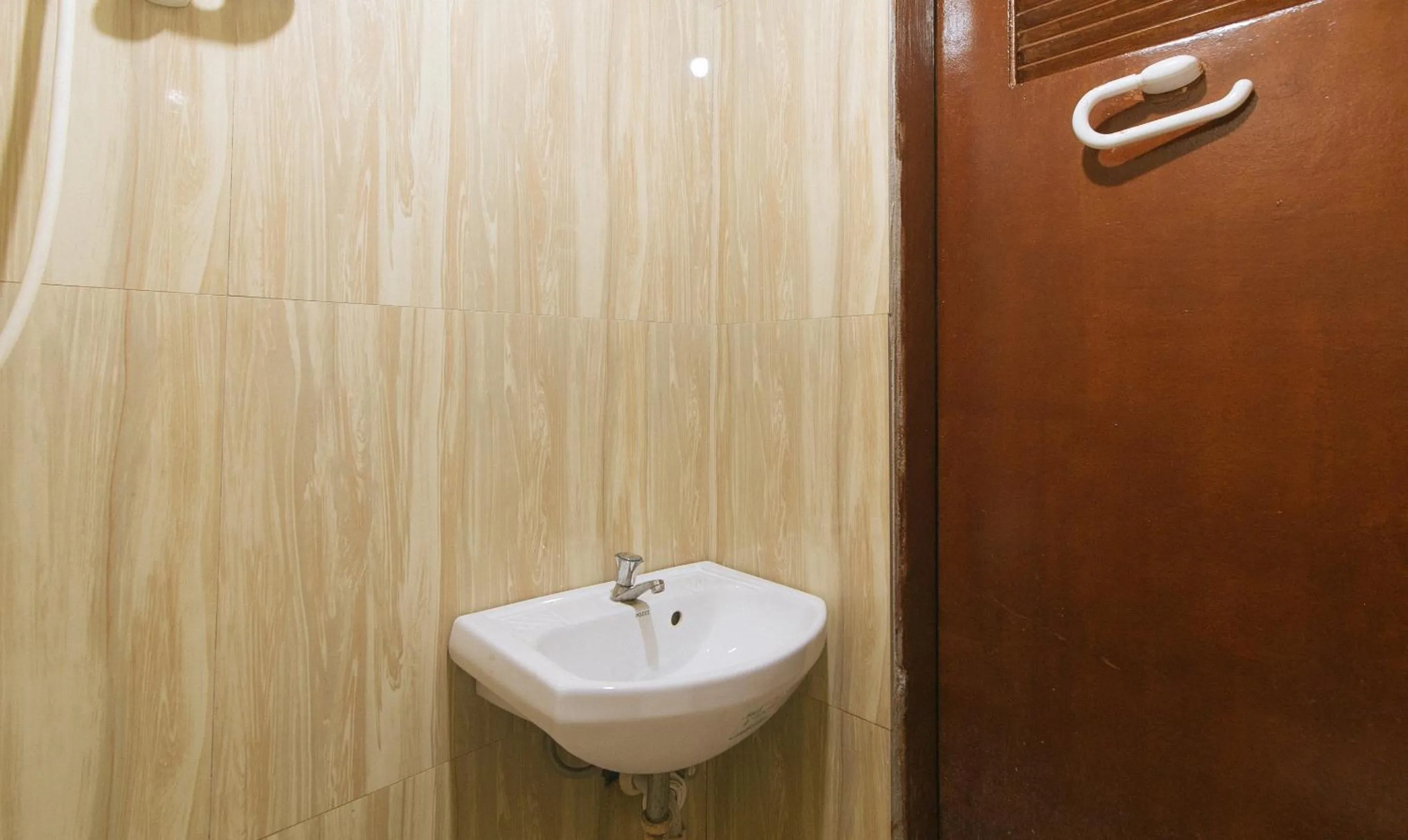 Shower in RedDoorz @ Plaza La Paz Iloilo City