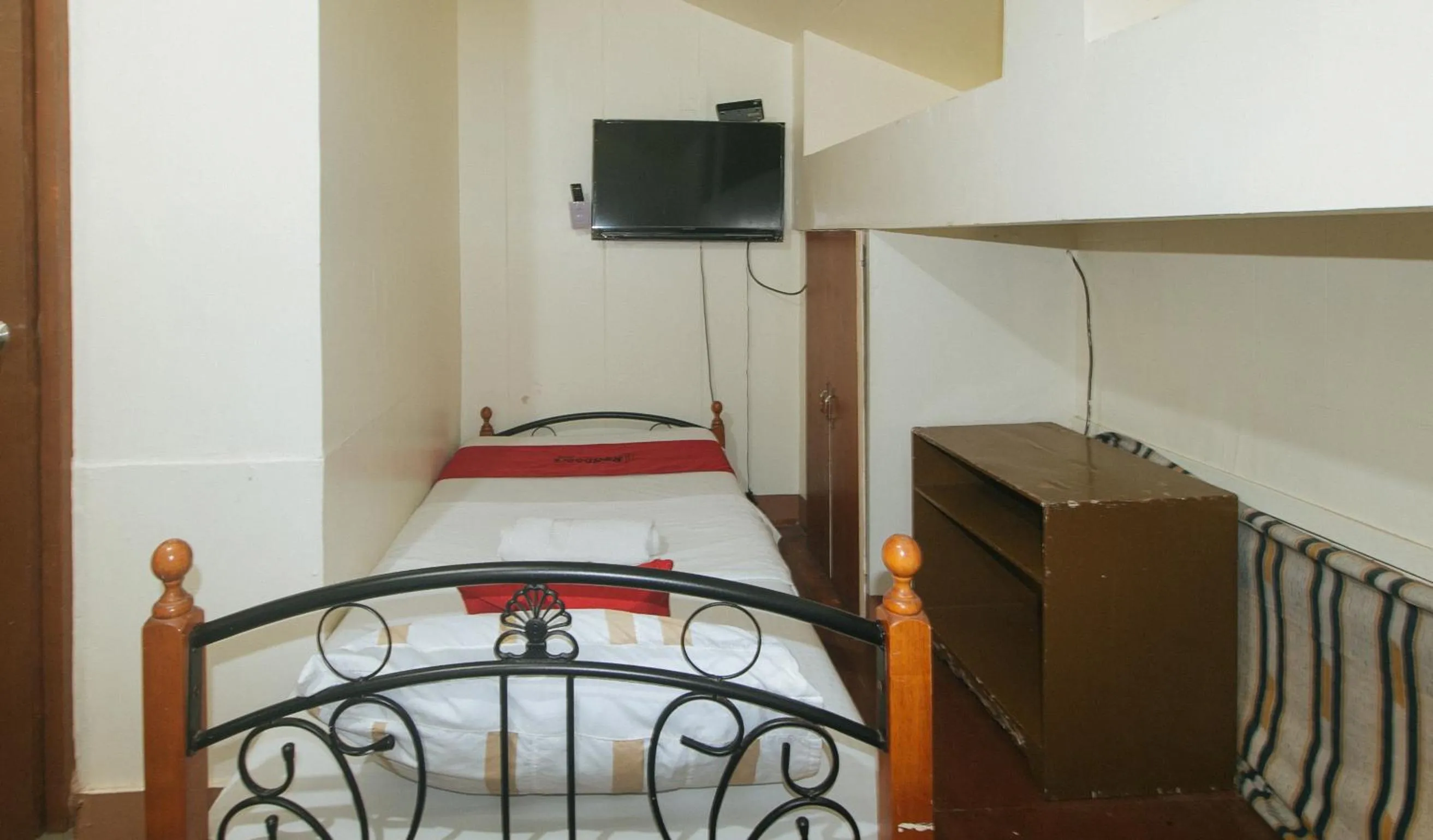 Bed in RedDoorz @ Plaza La Paz Iloilo City