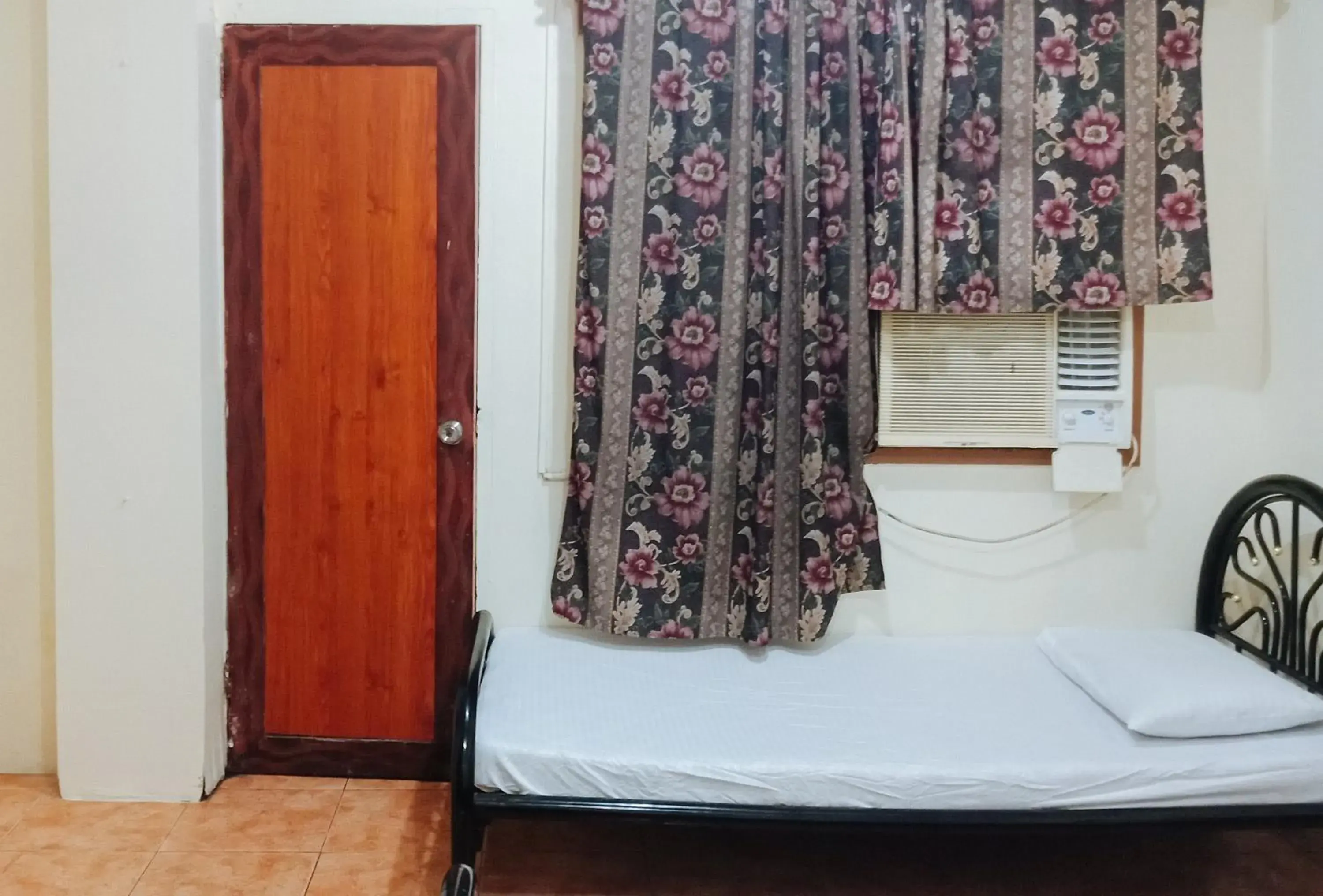Single Room in RedDoorz @ Plaza La Paz Iloilo City Single Room in RedDoorz @ Plaza La Paz Iloilo City
