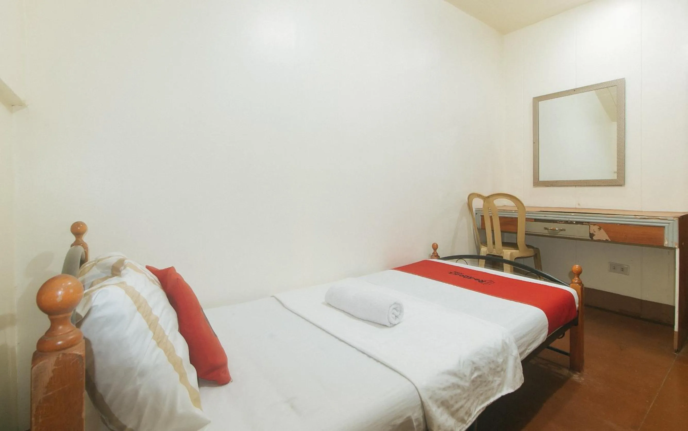 Bed in RedDoorz @ Plaza La Paz Iloilo City