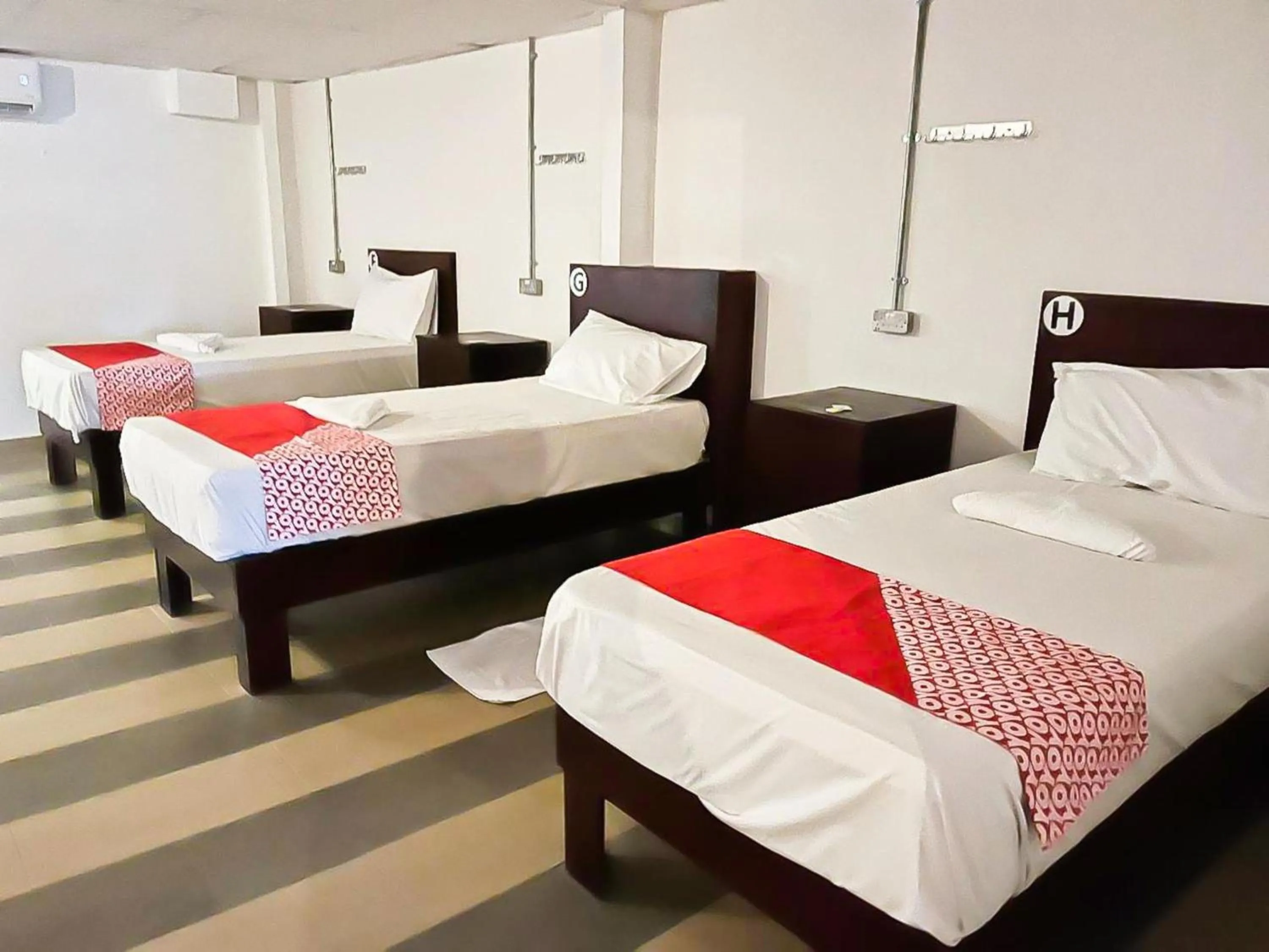 Bedroom, Bed in Super OYO 90572 J Hotel Masjid India