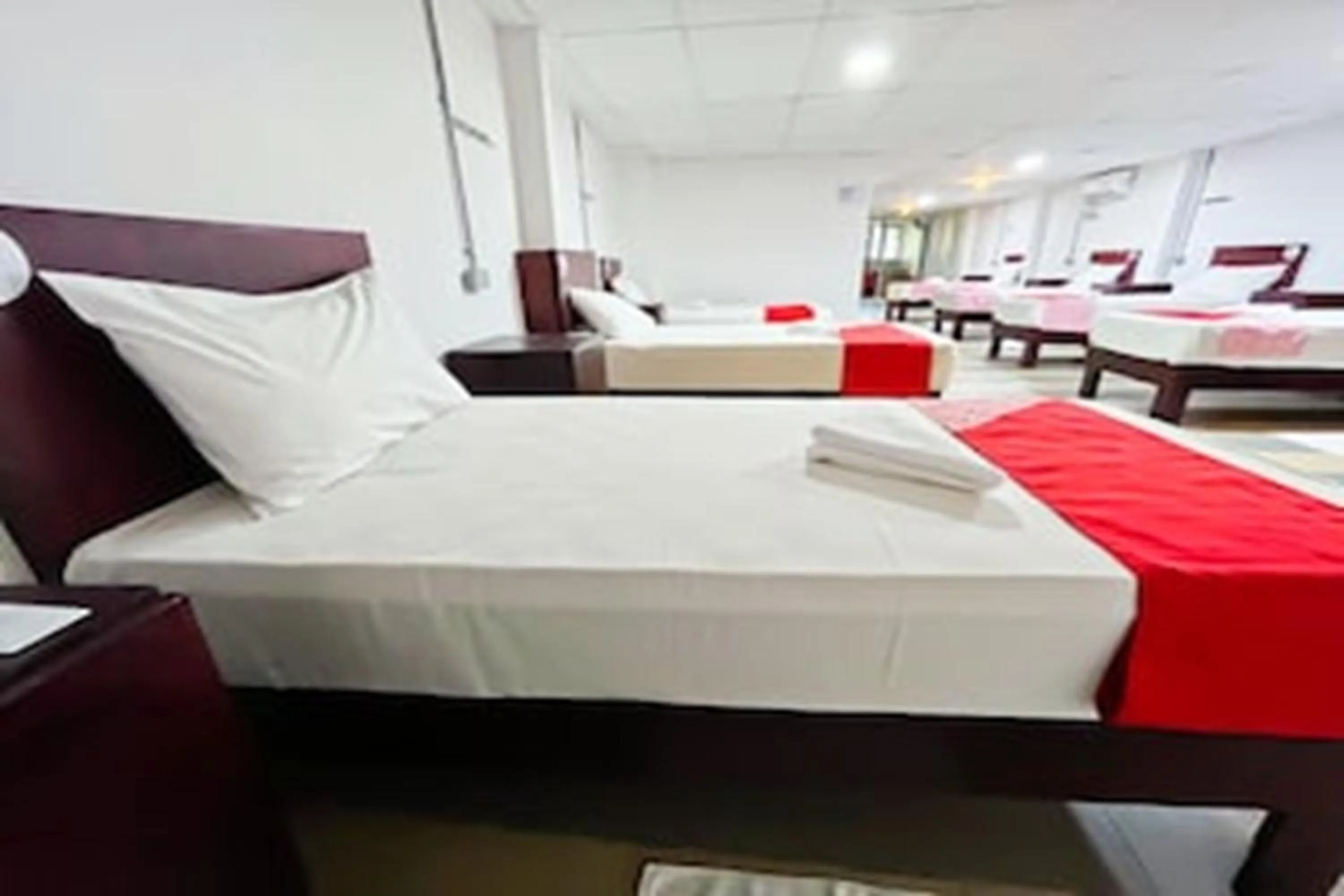 Photo of the whole room, Bed in Super OYO 90572 J Hotel Masjid India