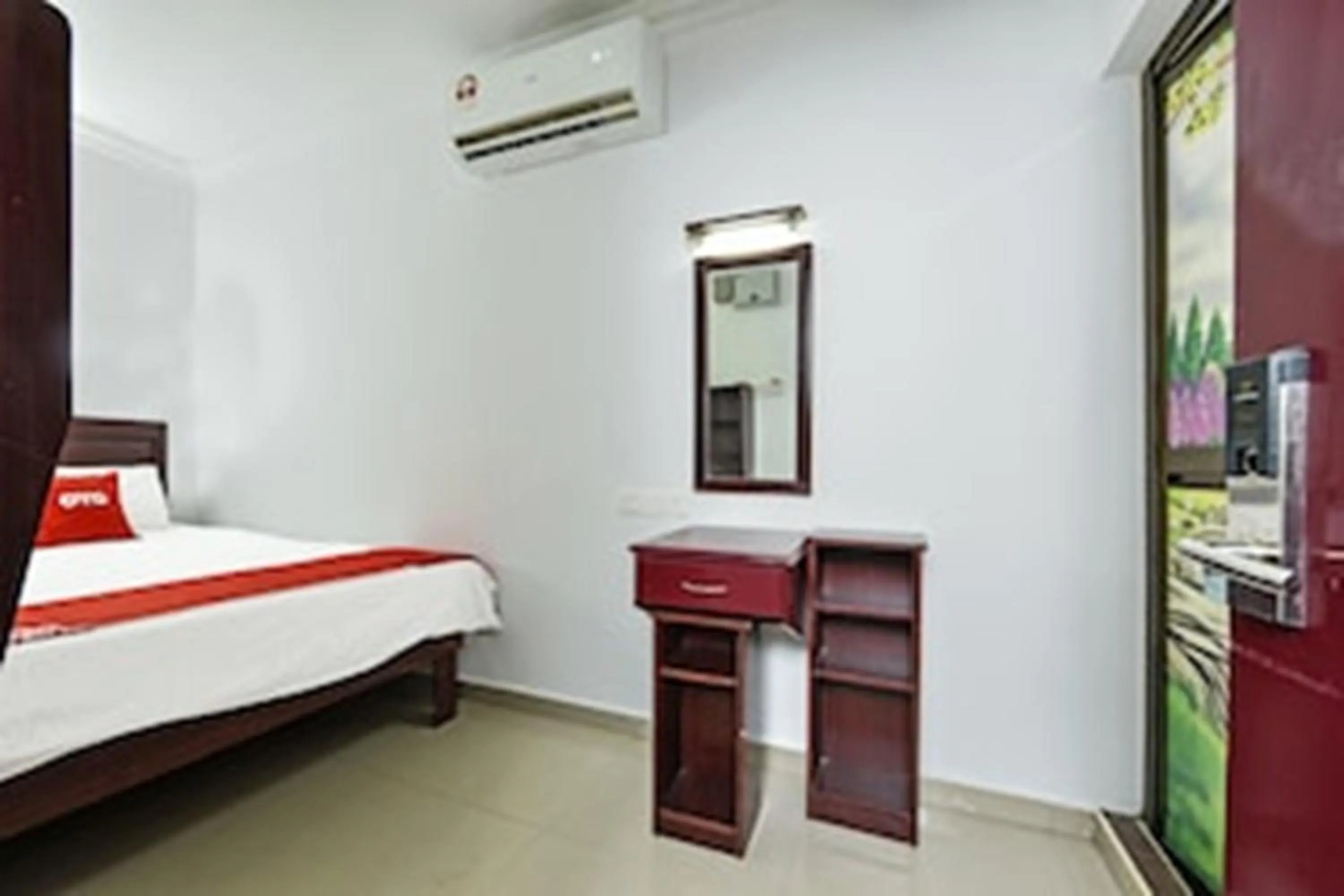 Photo of the whole room, Bed in Super OYO 90572 J Hotel Masjid India