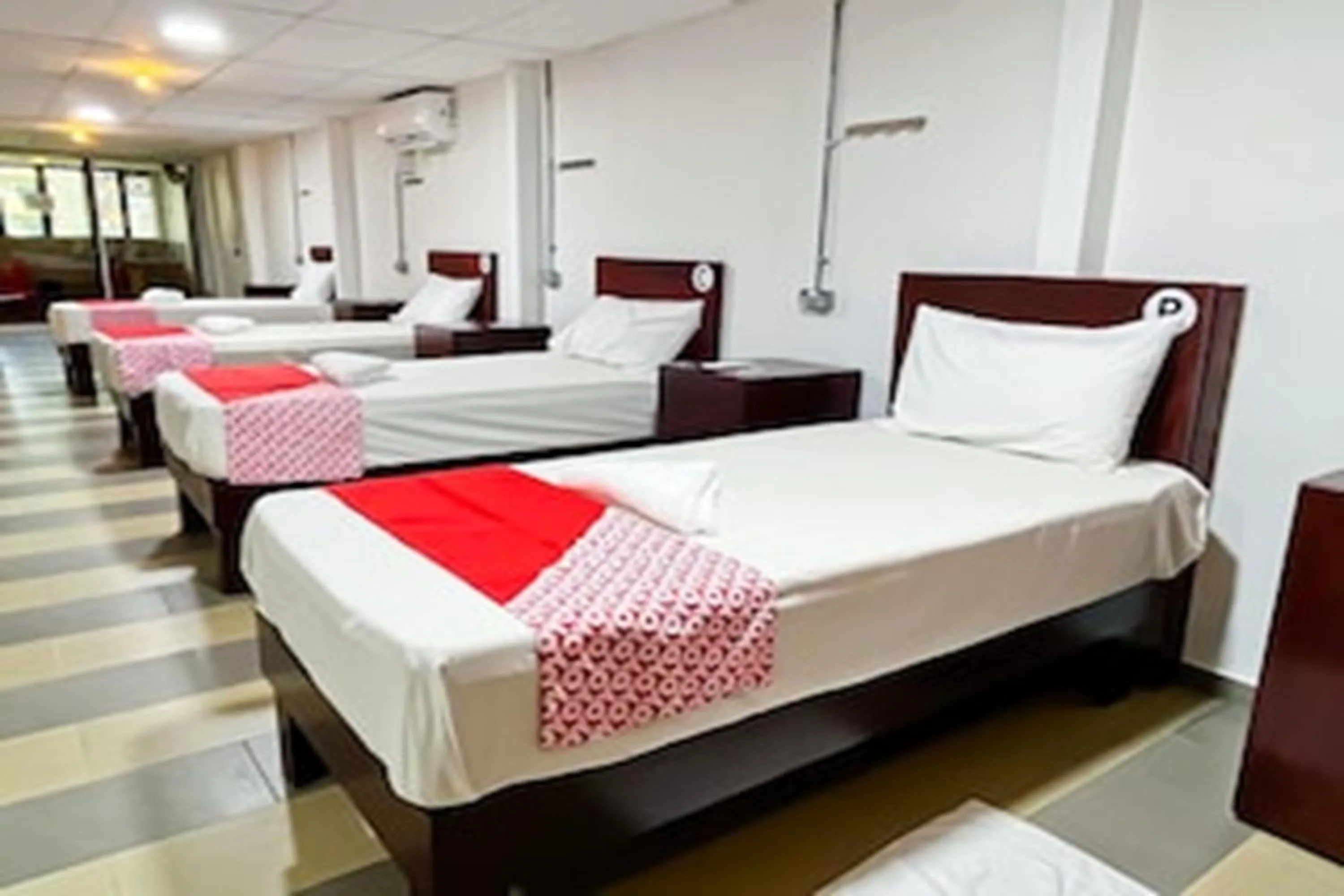 Photo of the whole room, Bed in Super OYO 90572 J Hotel Masjid India