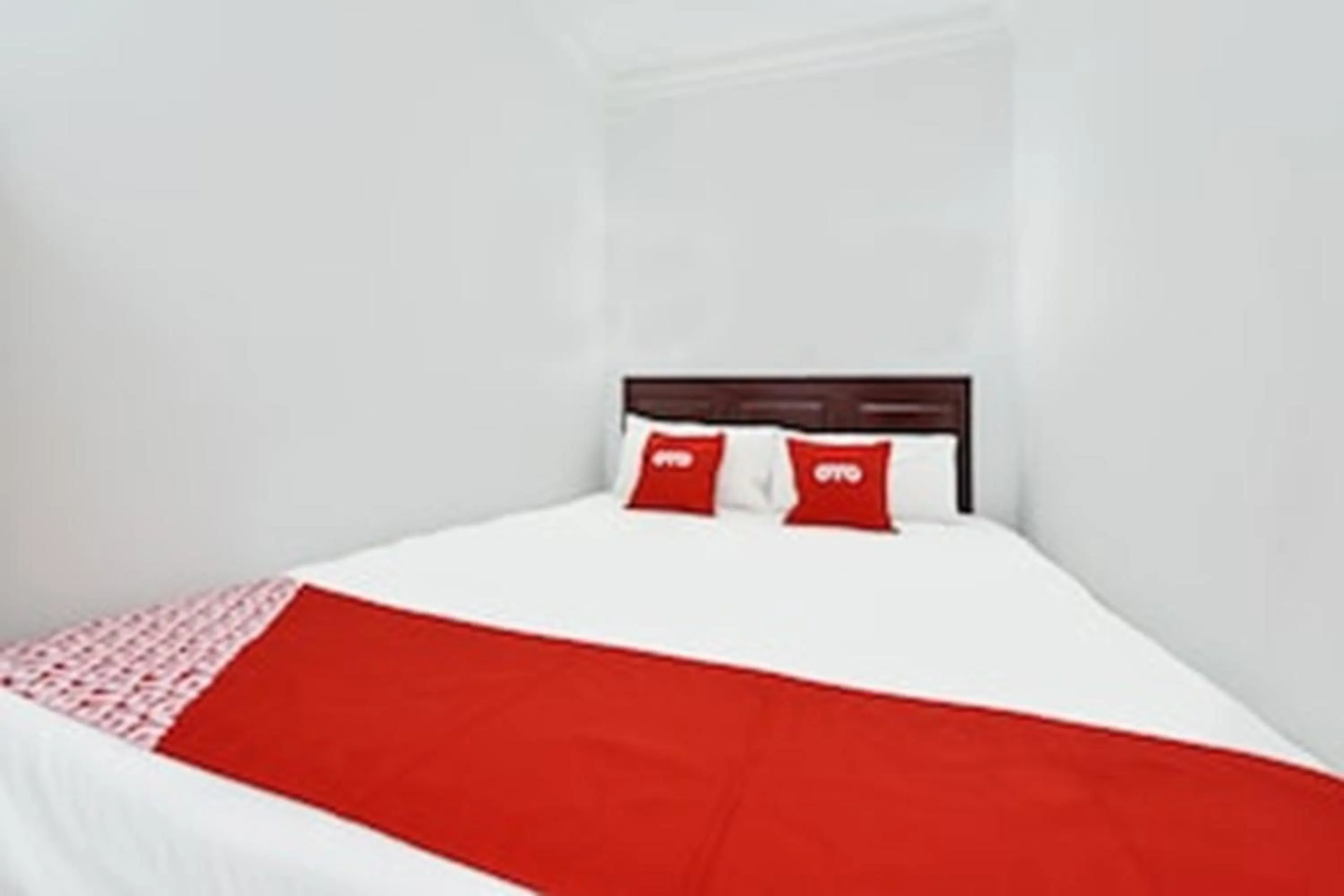 Photo of the whole room, Bed in Super OYO 90572 J Hotel Masjid India