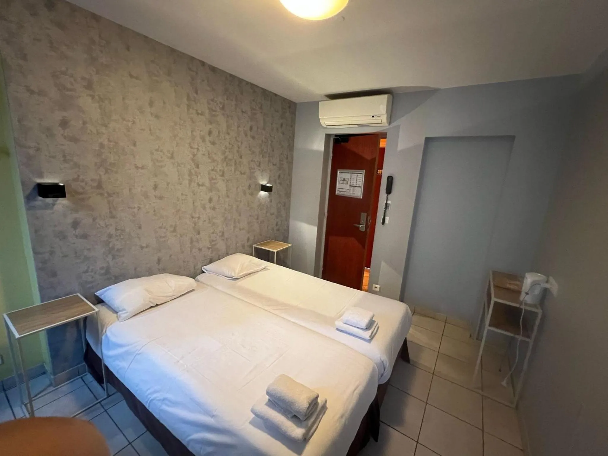 Bed in Le Montclair Montmartre by River