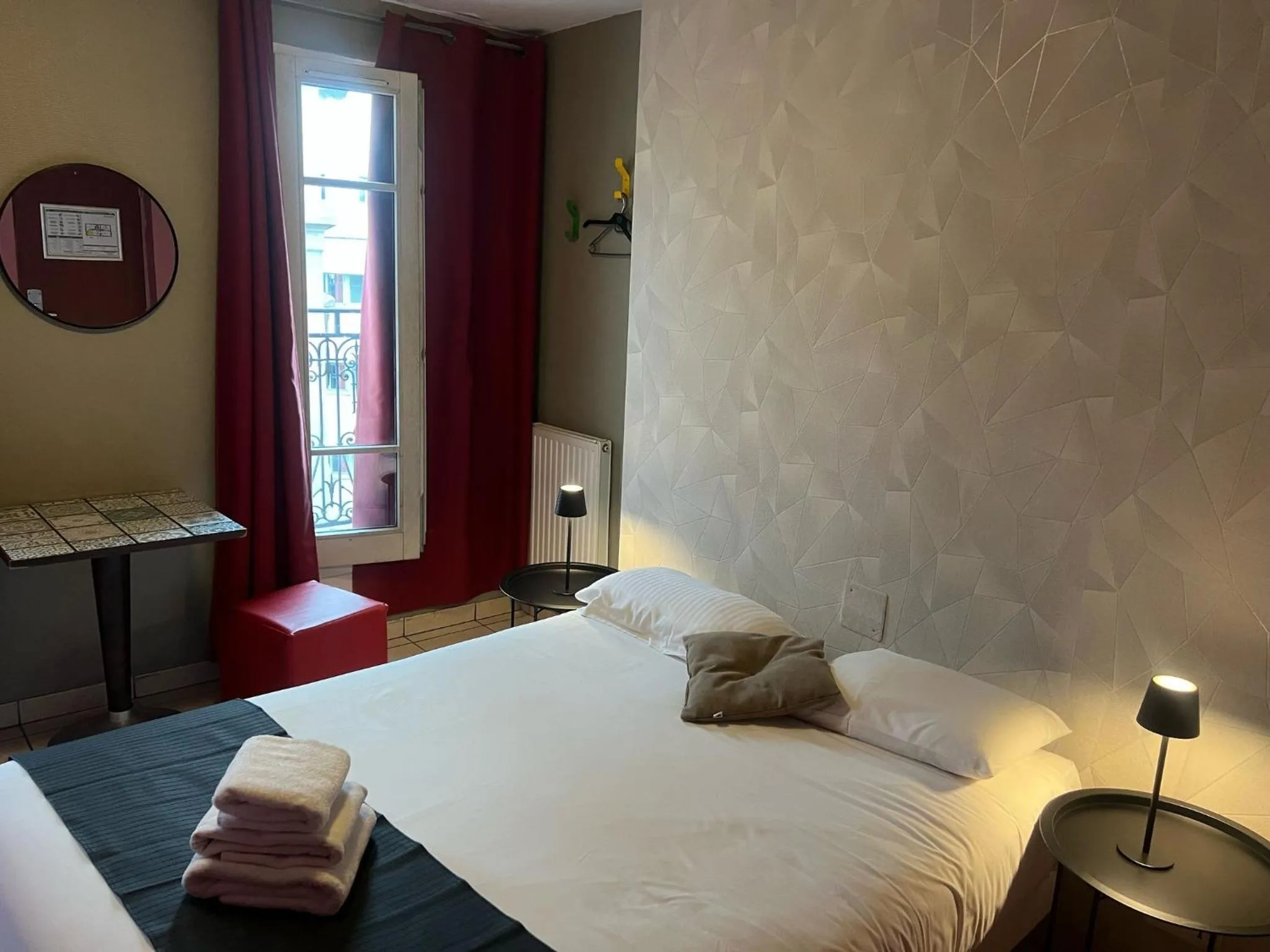 Bed in Le Montclair Montmartre by River