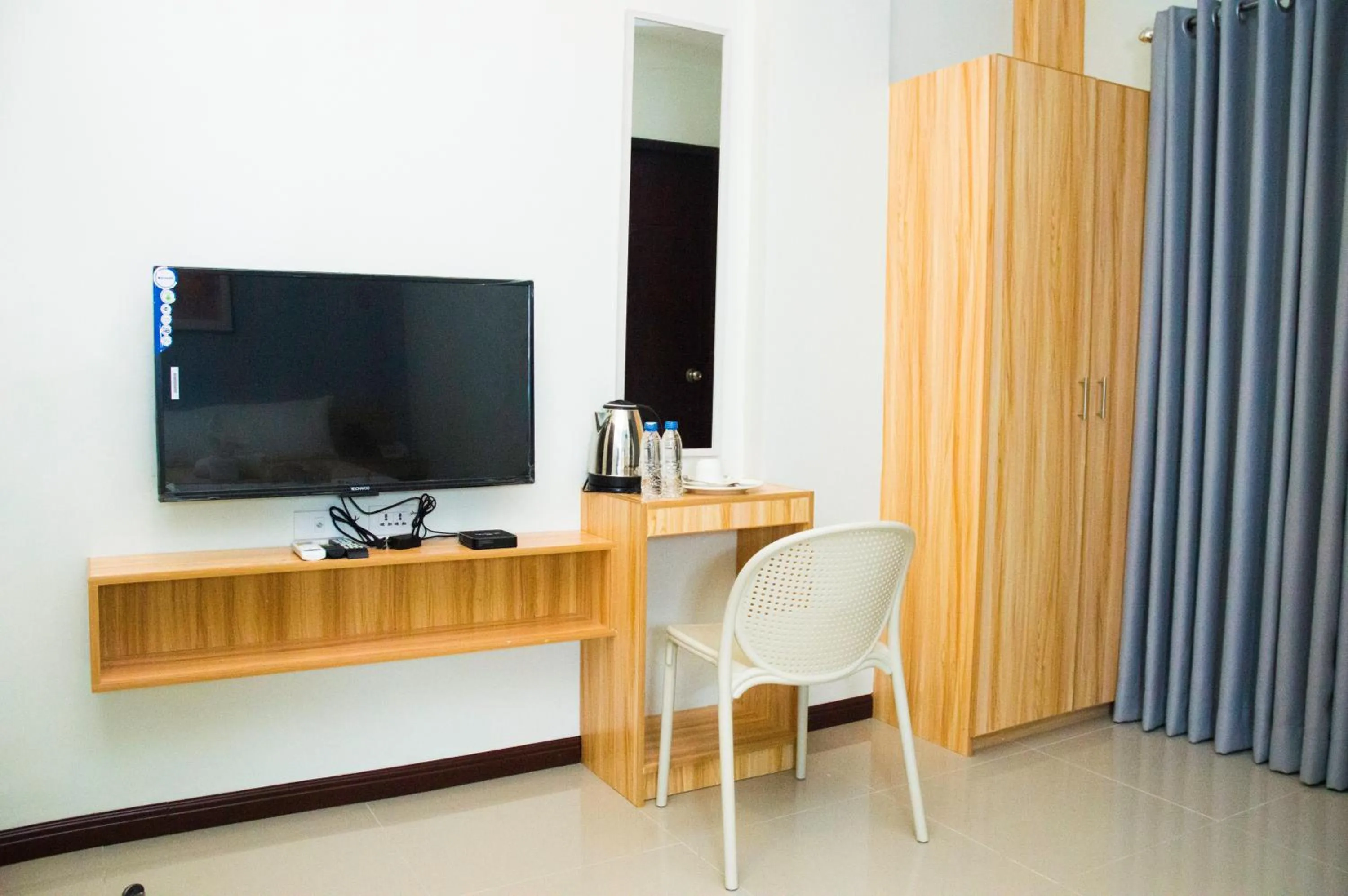 Communal lounge/ TV room in ELTI SUITES By Bluebookers