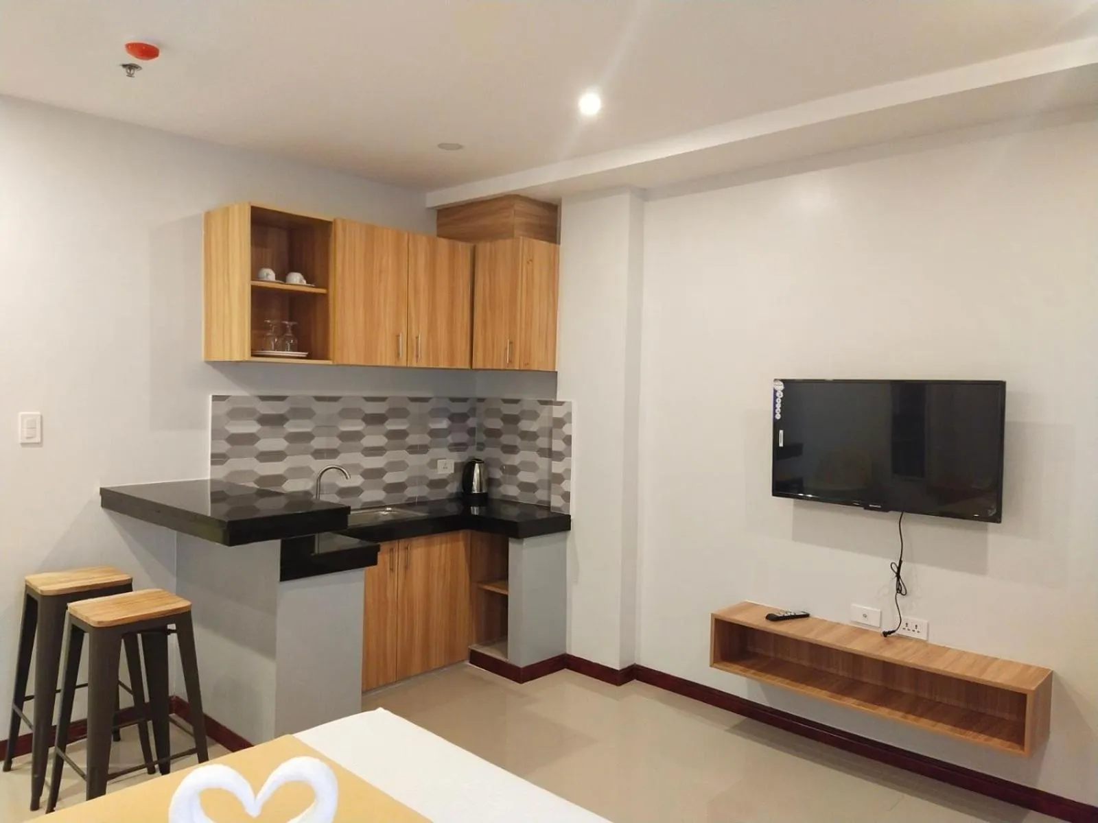 Dining area in ELTI SUITES By Bluebookers