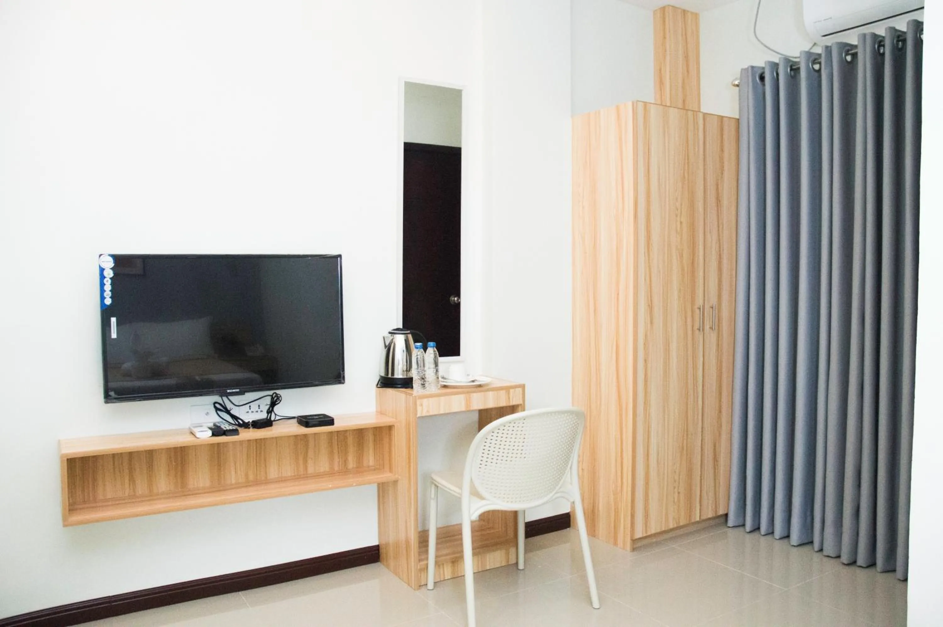 TV and multimedia in ELTI SUITES By Bluebookers