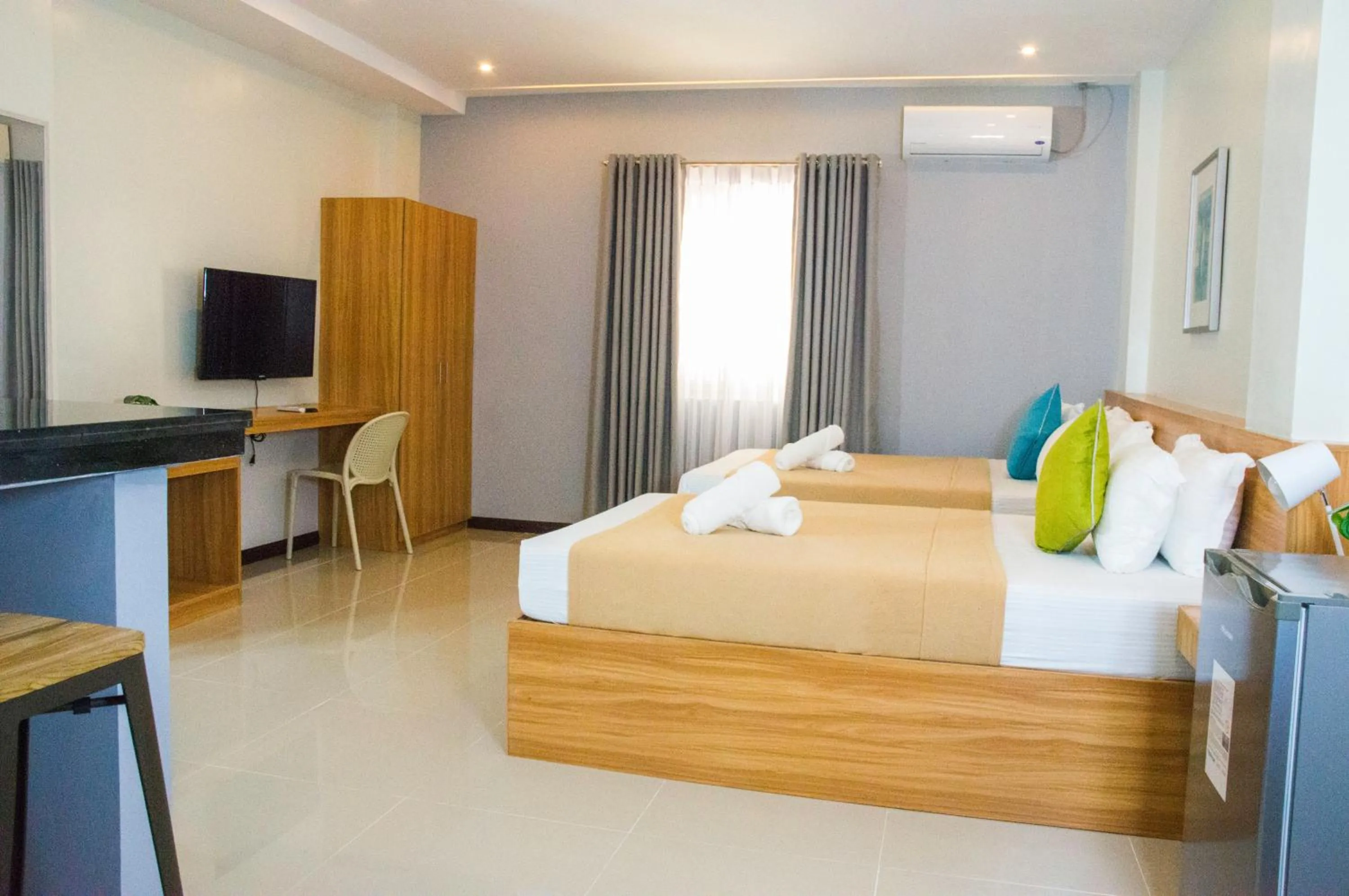 Communal lounge/ TV room in ELTI SUITES By Bluebookers