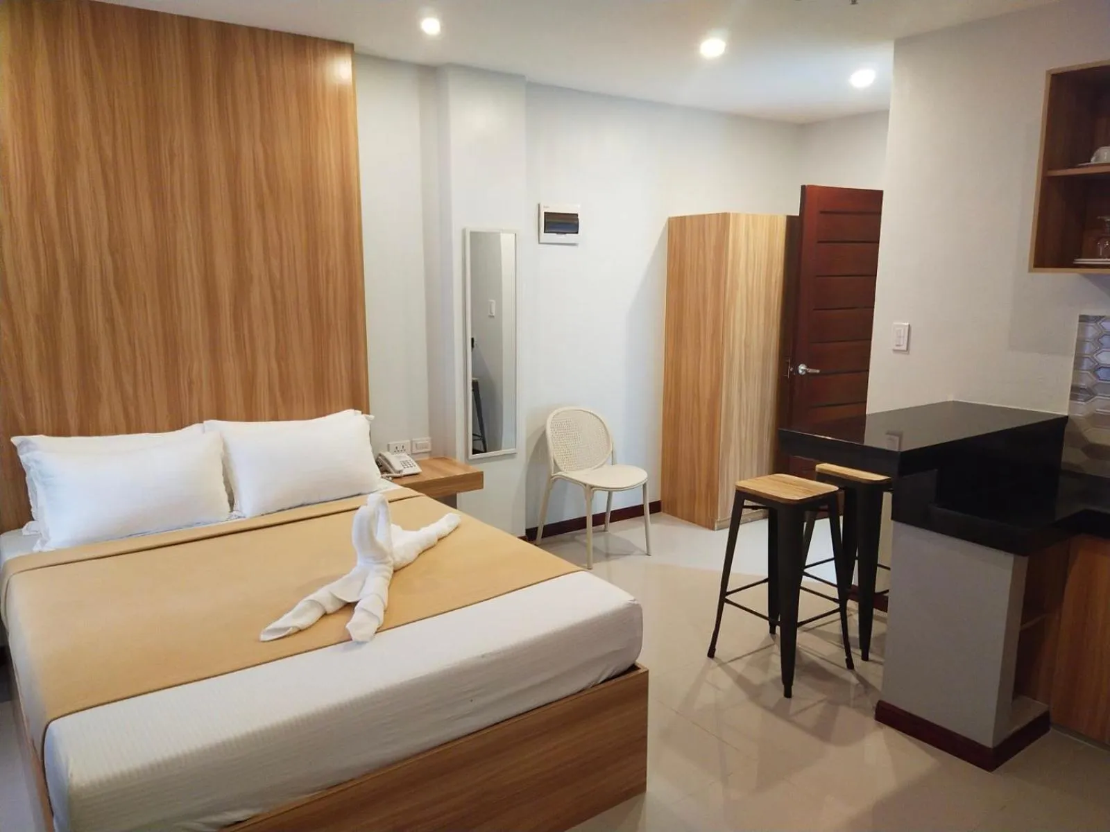 Bedroom in ELTI SUITES By Bluebookers