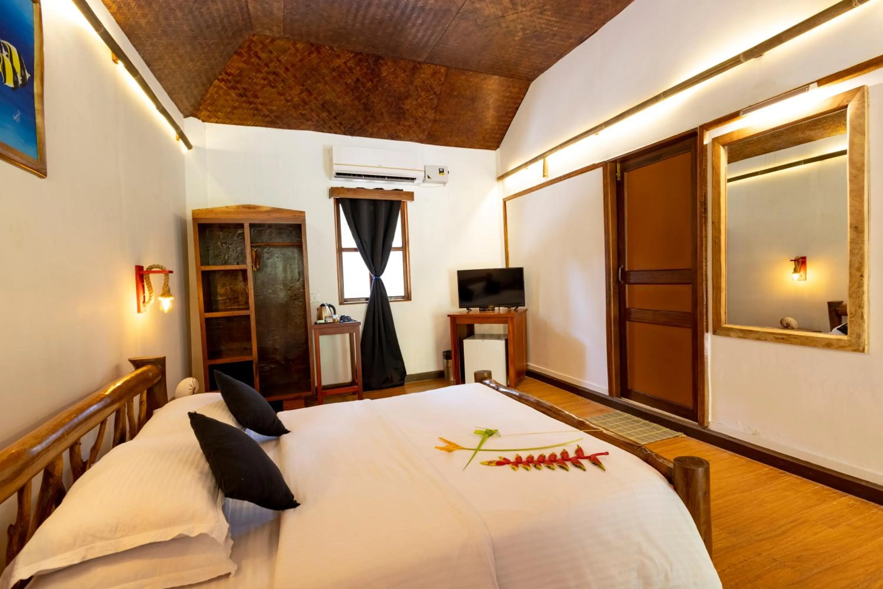 Bedroom, Bed in Wild Orchid