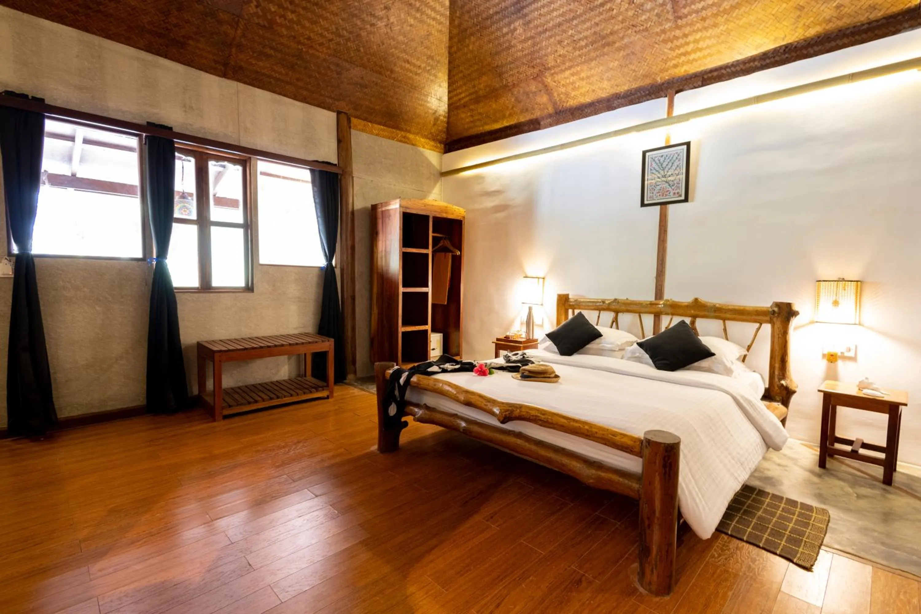 Bedroom, Bed in Wild Orchid