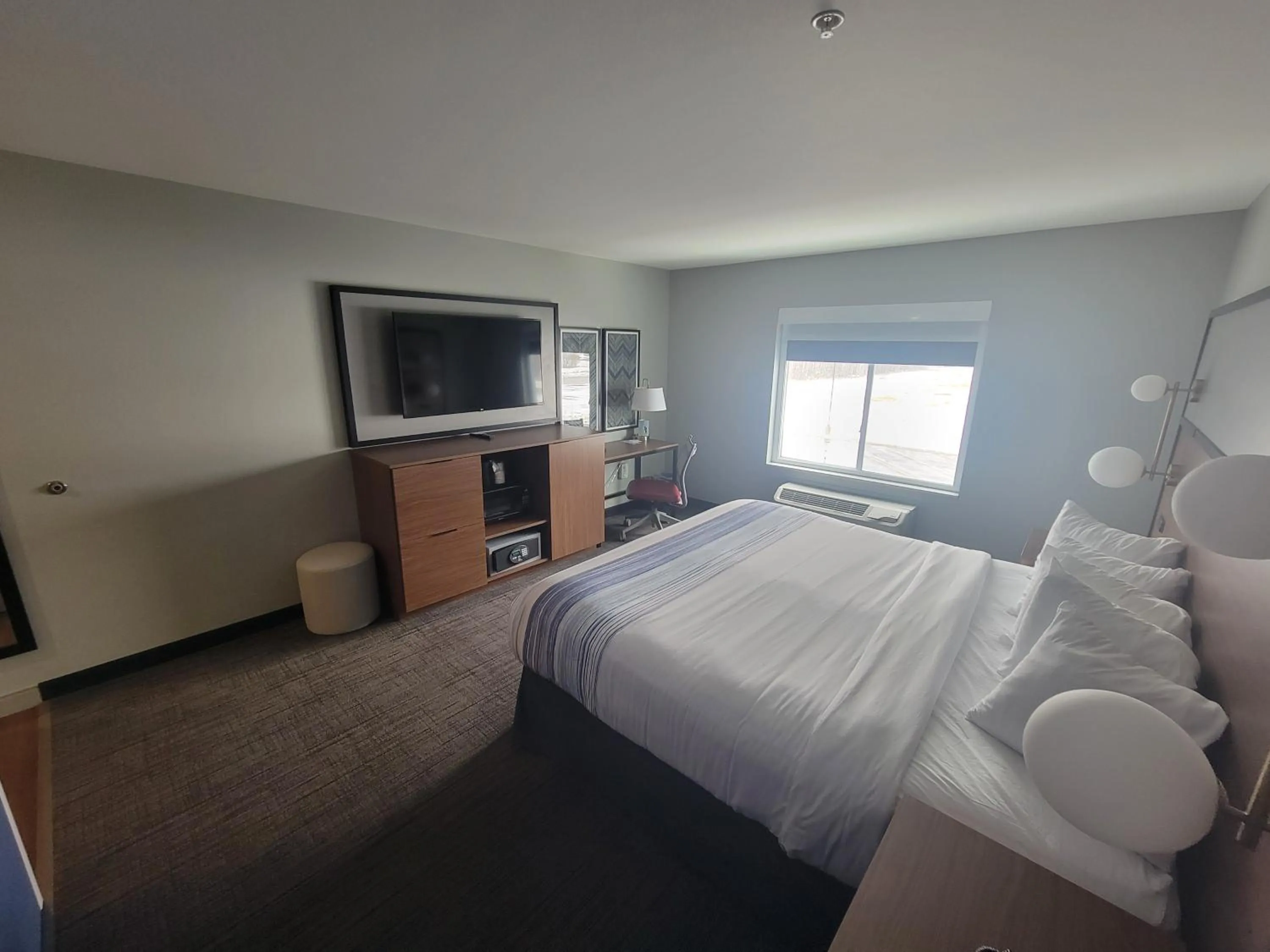Facility for disabled guests, Bed in AmericInn by Wyndham International Falls