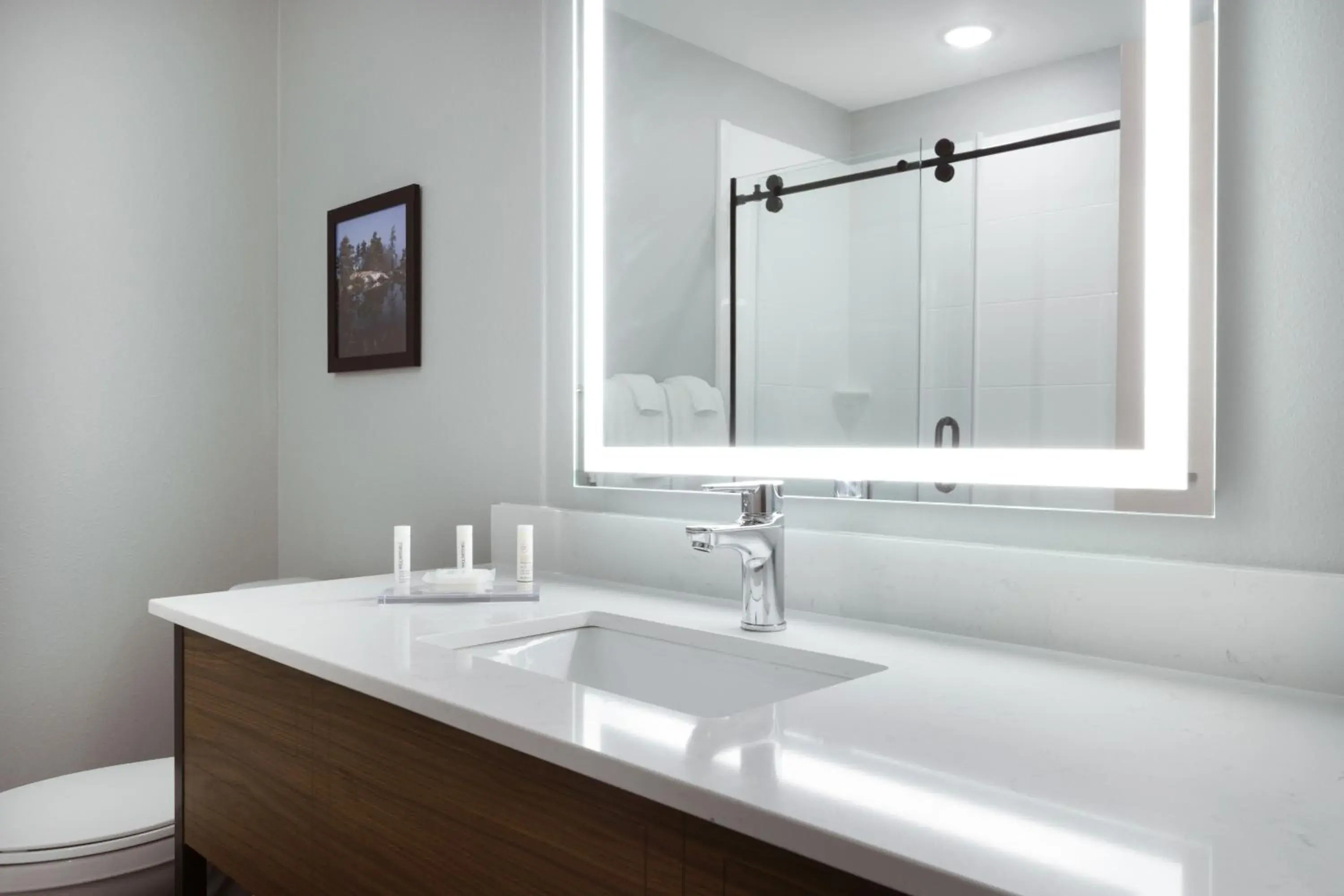 Deluxe King Room - Non-Smoking in AmericInn by Wyndham International Falls Deluxe King Room - Non-Smoking in AmericInn by Wyndham International Falls