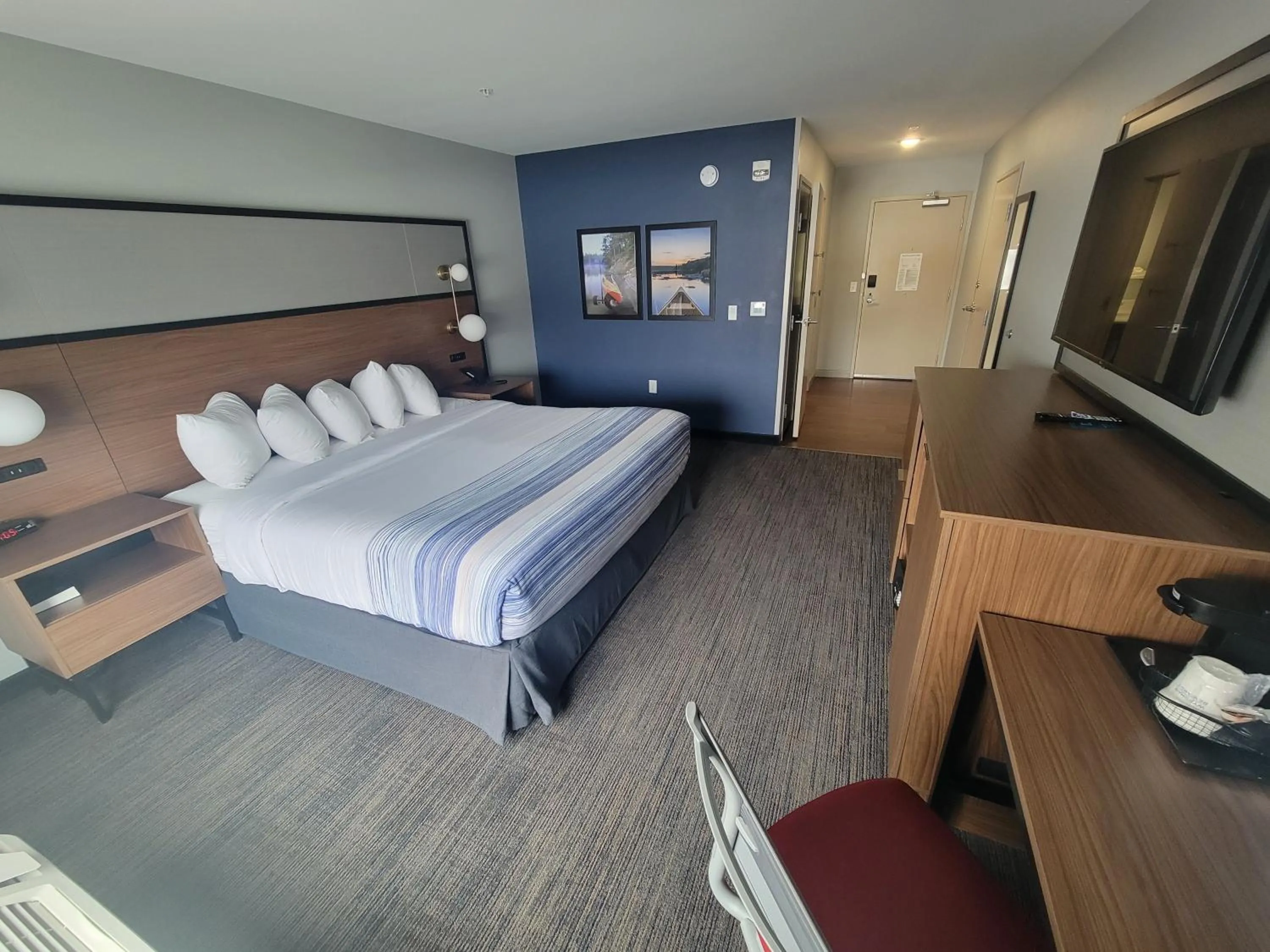 Facility for disabled guests, Bed in AmericInn by Wyndham International Falls