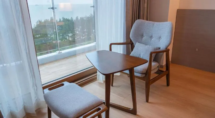 Seating area in Ramada Plaza by Wyndham Jaeun