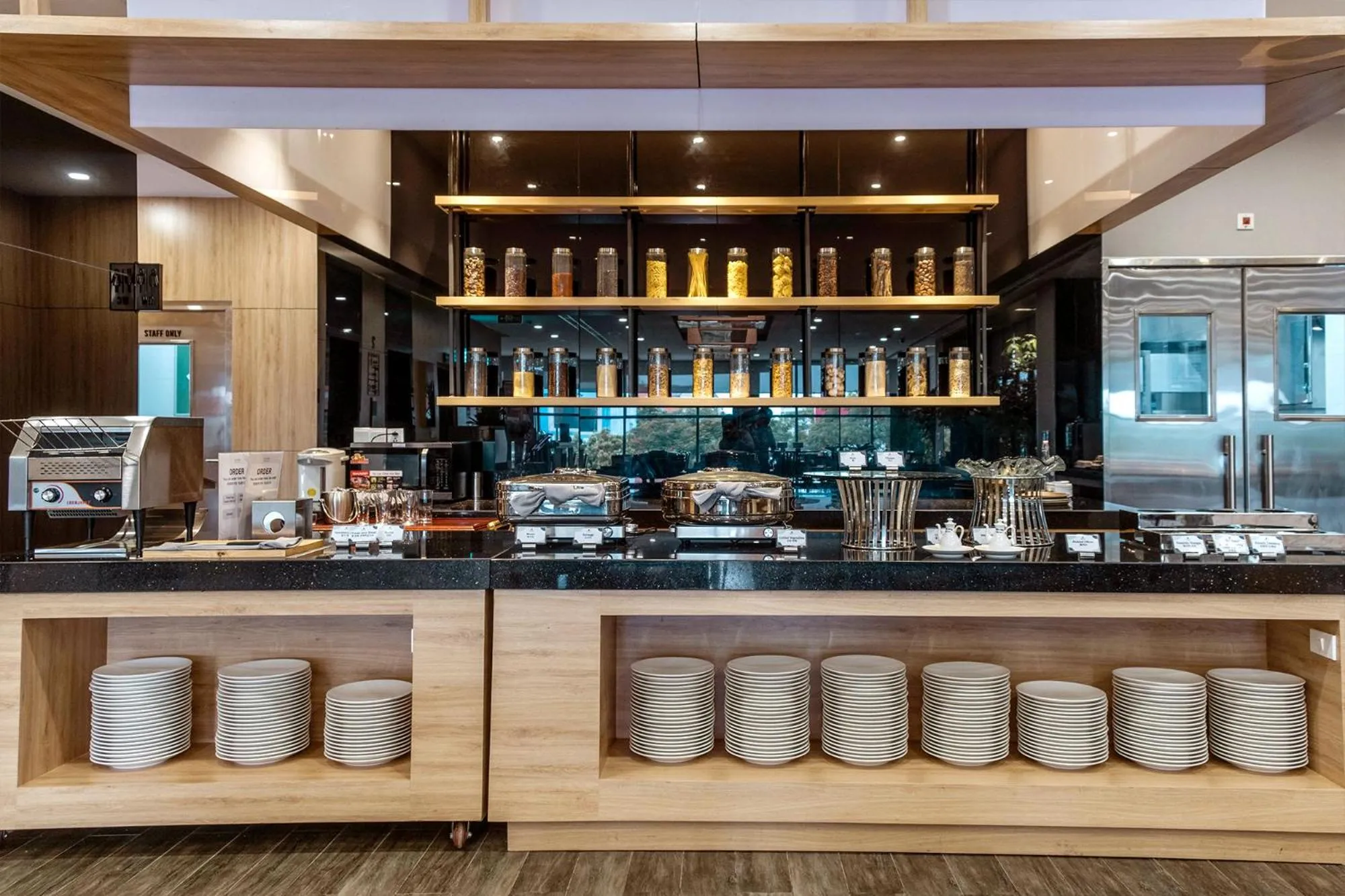 Restaurant/places to eat in KOVIE HOTEL