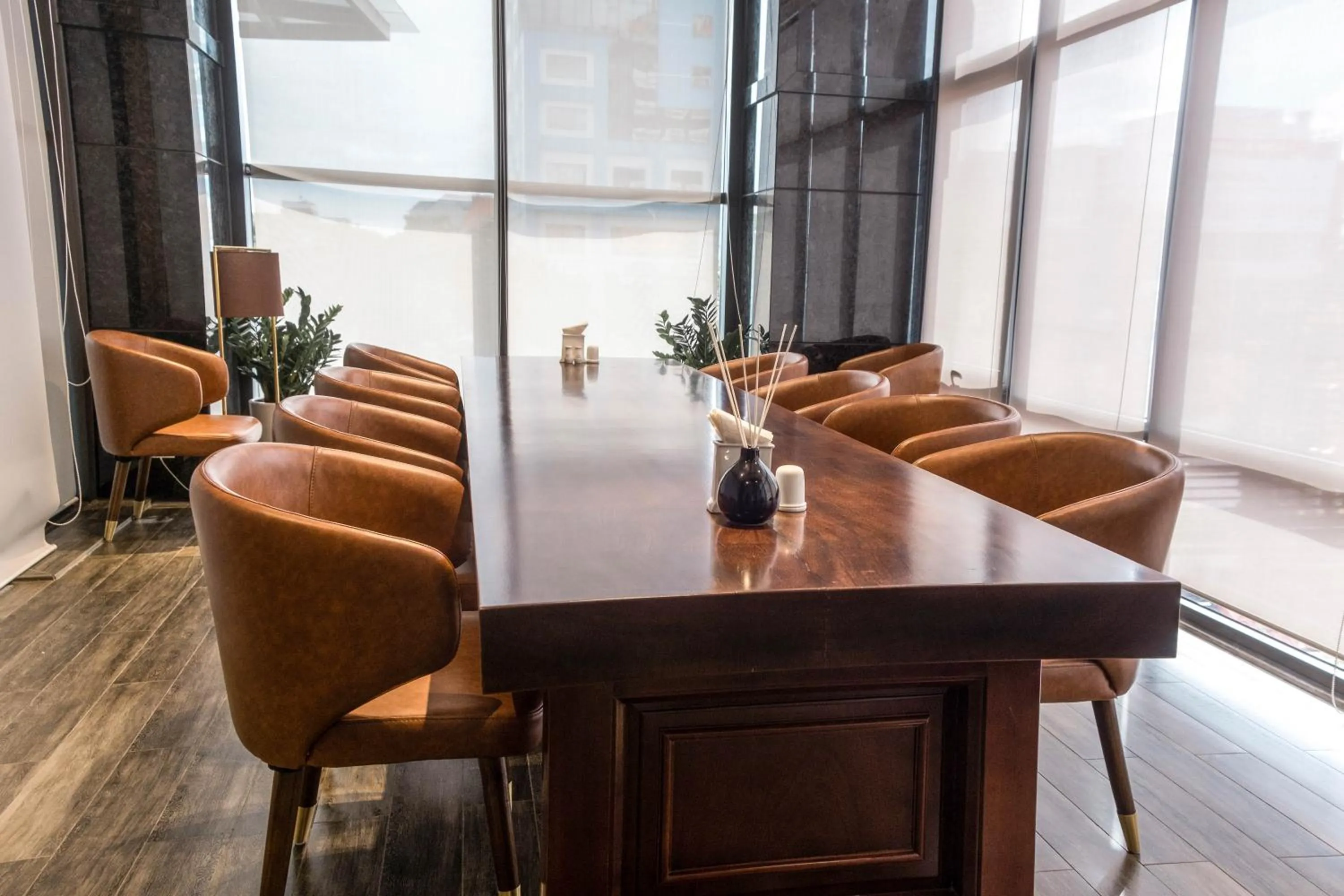 Restaurant/places to eat in KOVIE HOTEL