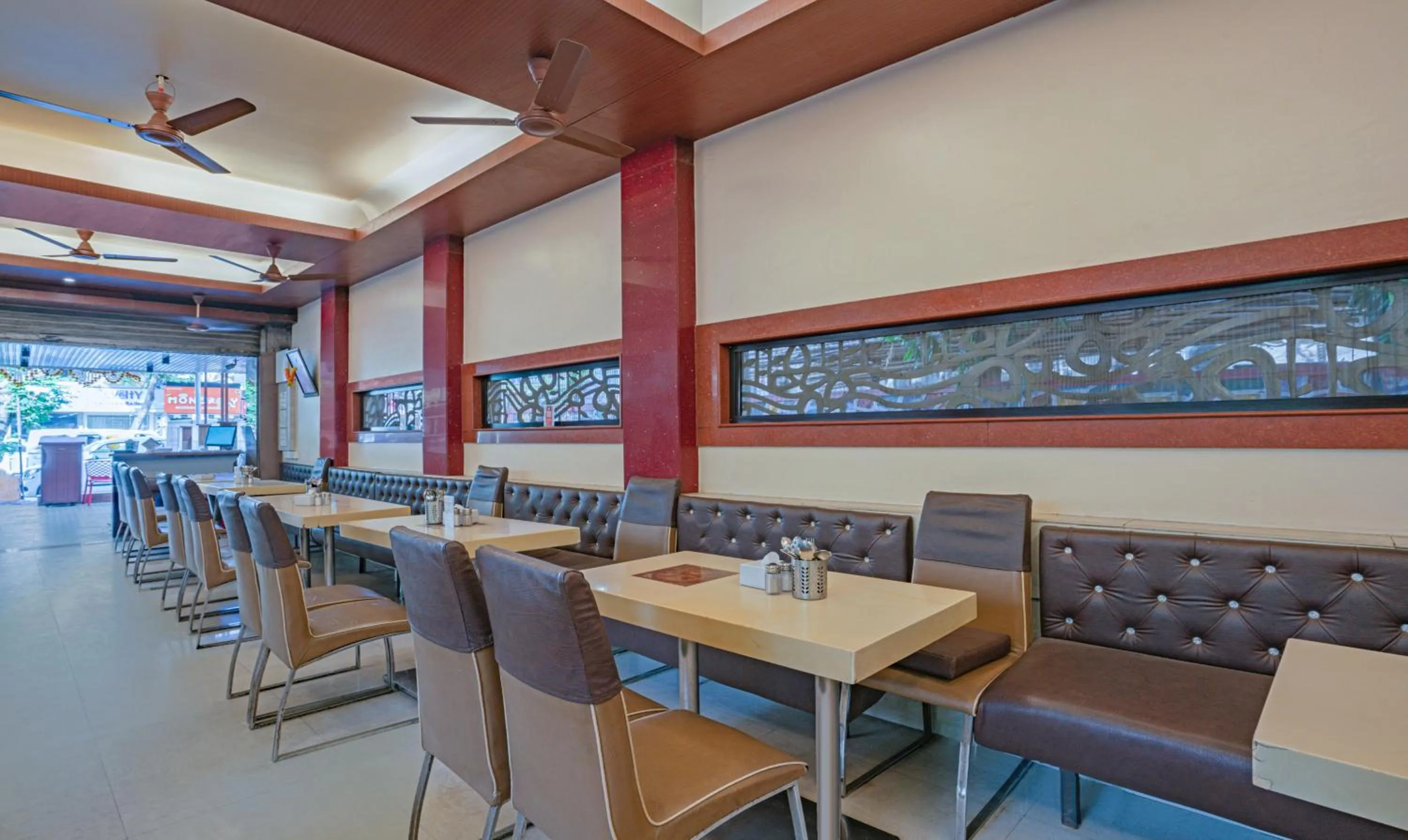 Restaurant/places to eat in Treebo Atithi Inn Malad