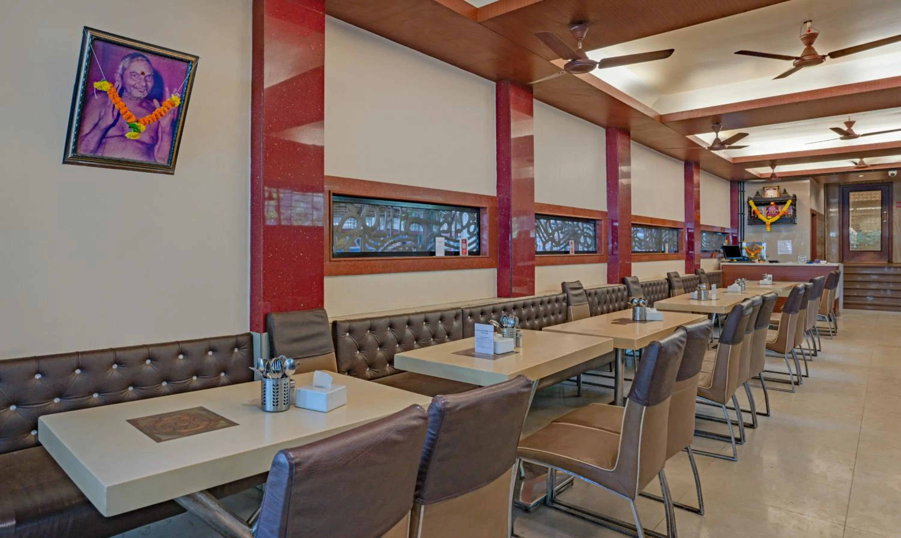 Restaurant/places to eat in Treebo Atithi Inn Malad