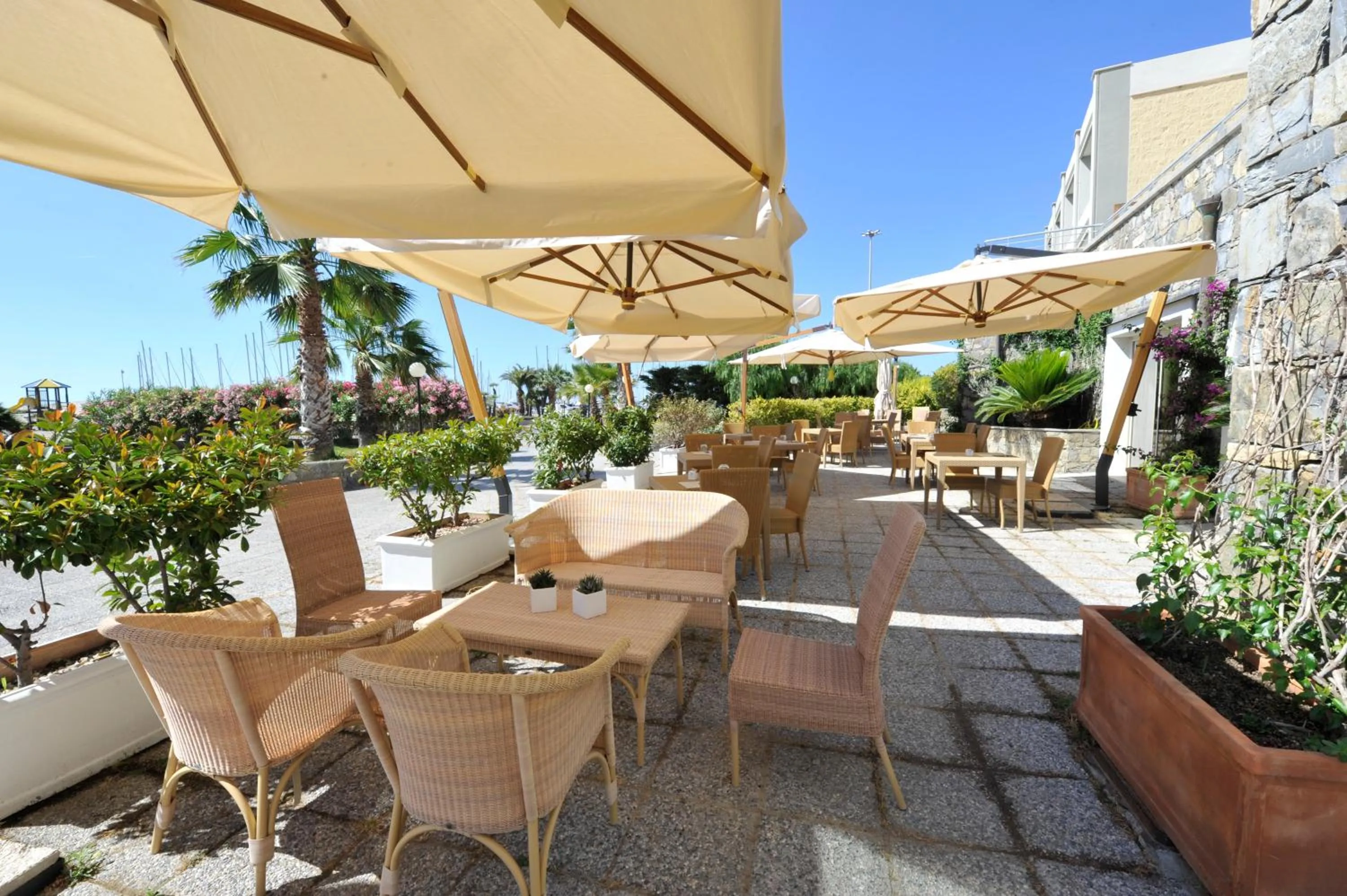 Restaurant/places to eat in Aregai Marina Hotel & Residence