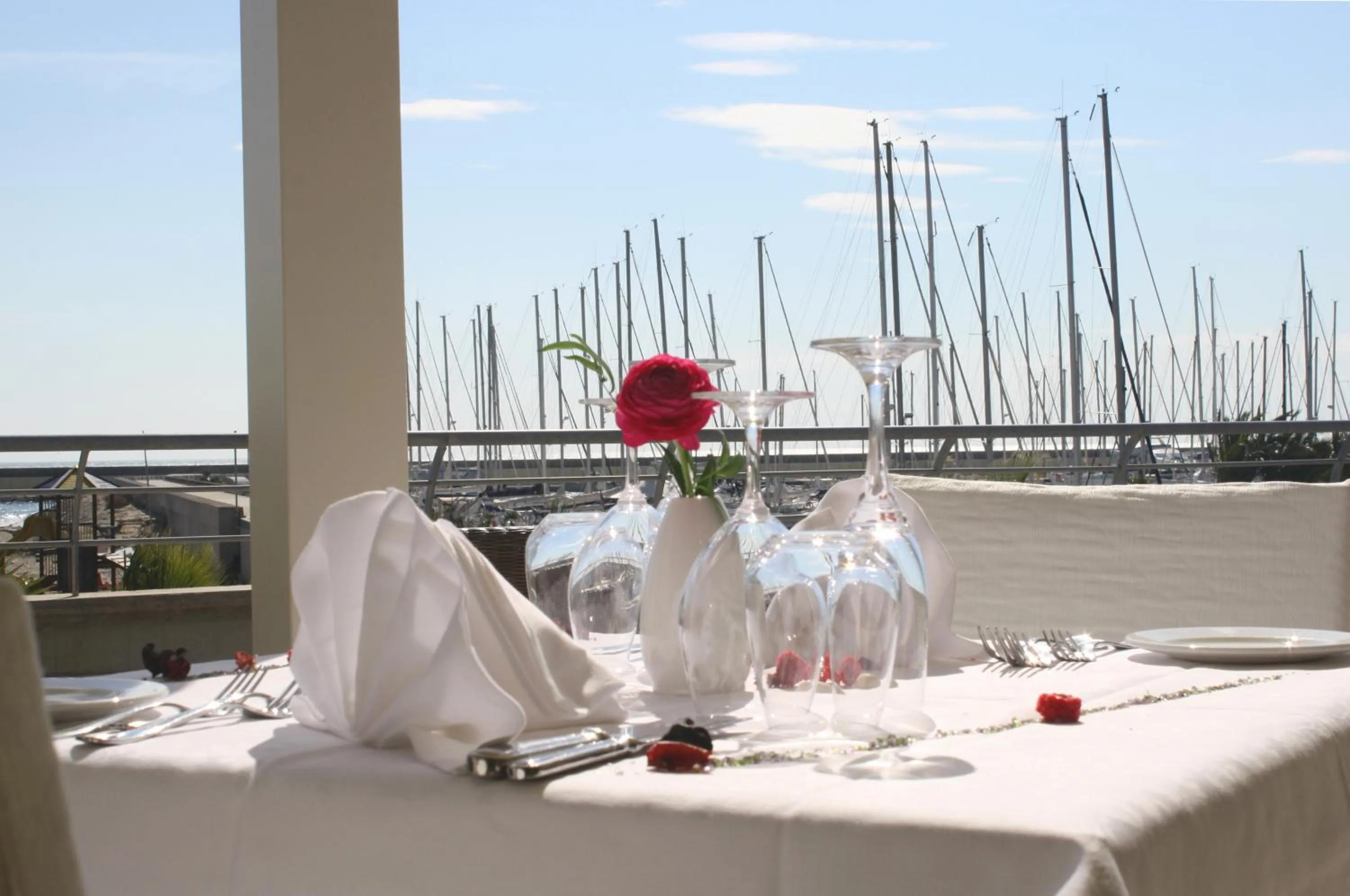 Restaurant/places to eat in Aregai Marina Hotel & Residence