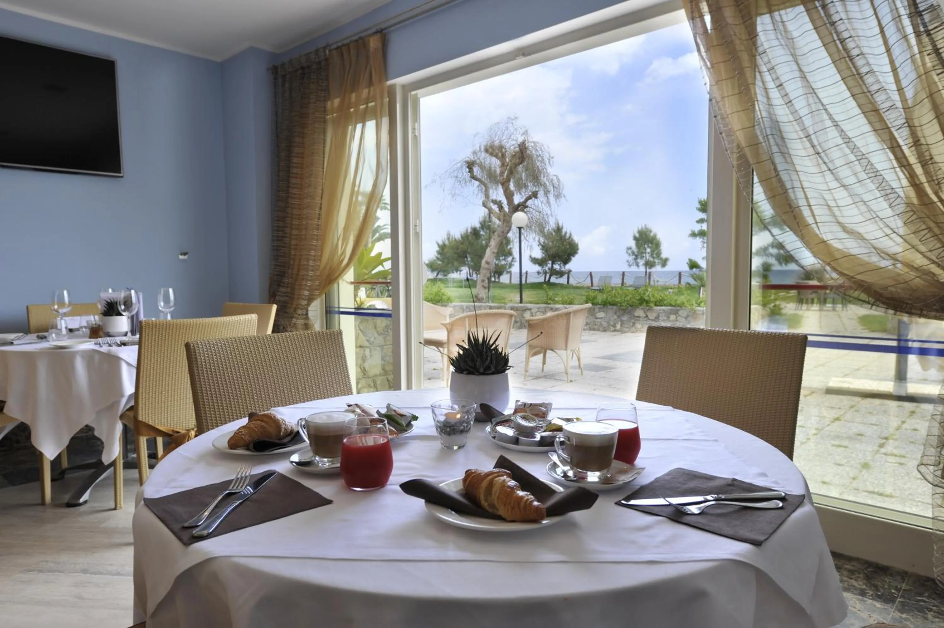 Restaurant/places to eat in Aregai Marina Hotel & Residence