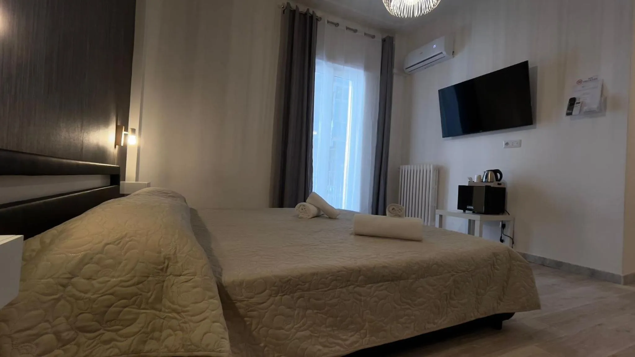 Communal lounge/ TV room in Cconforthotels R&B Gary House