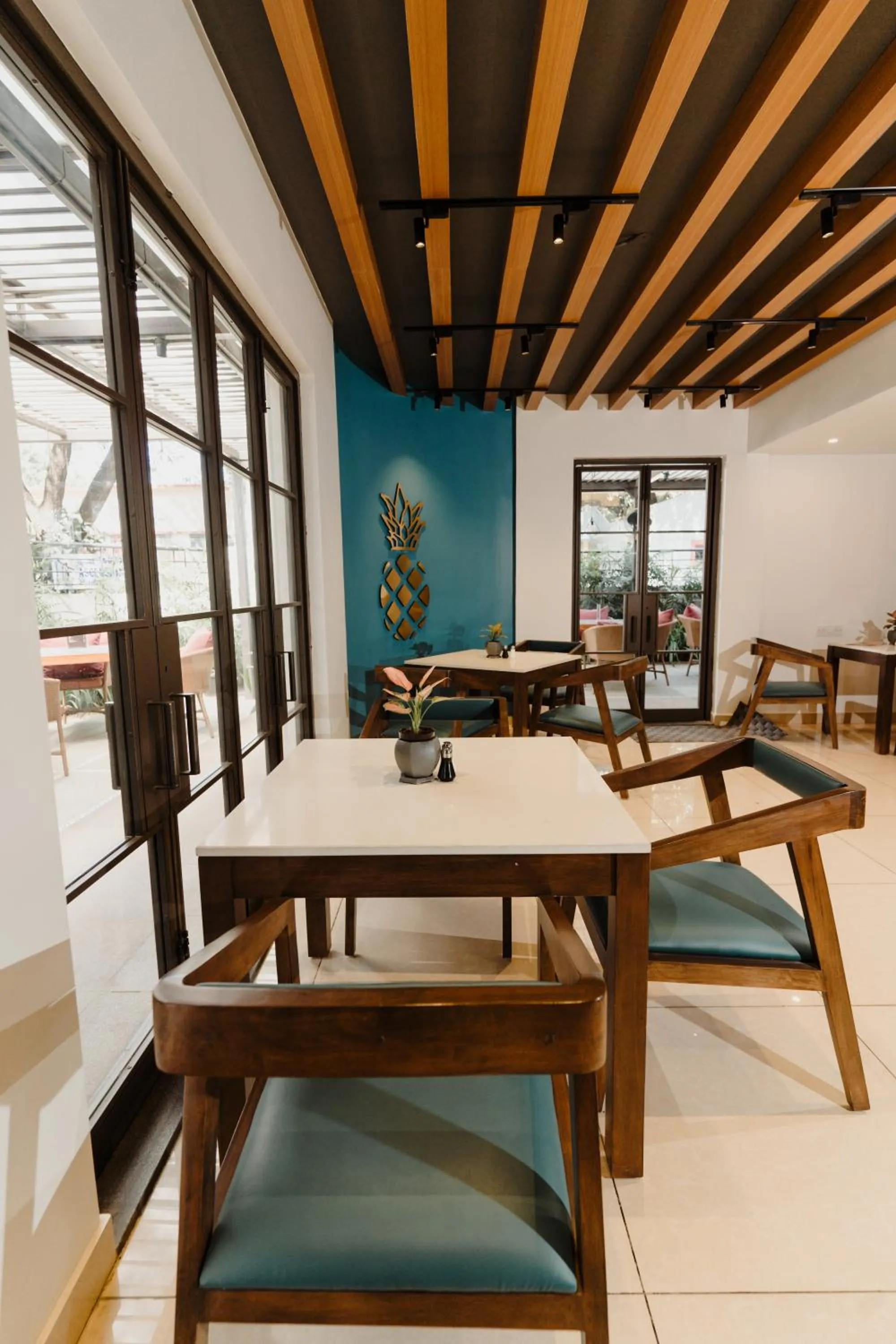 Restaurant/places to eat in Regal Business Suites