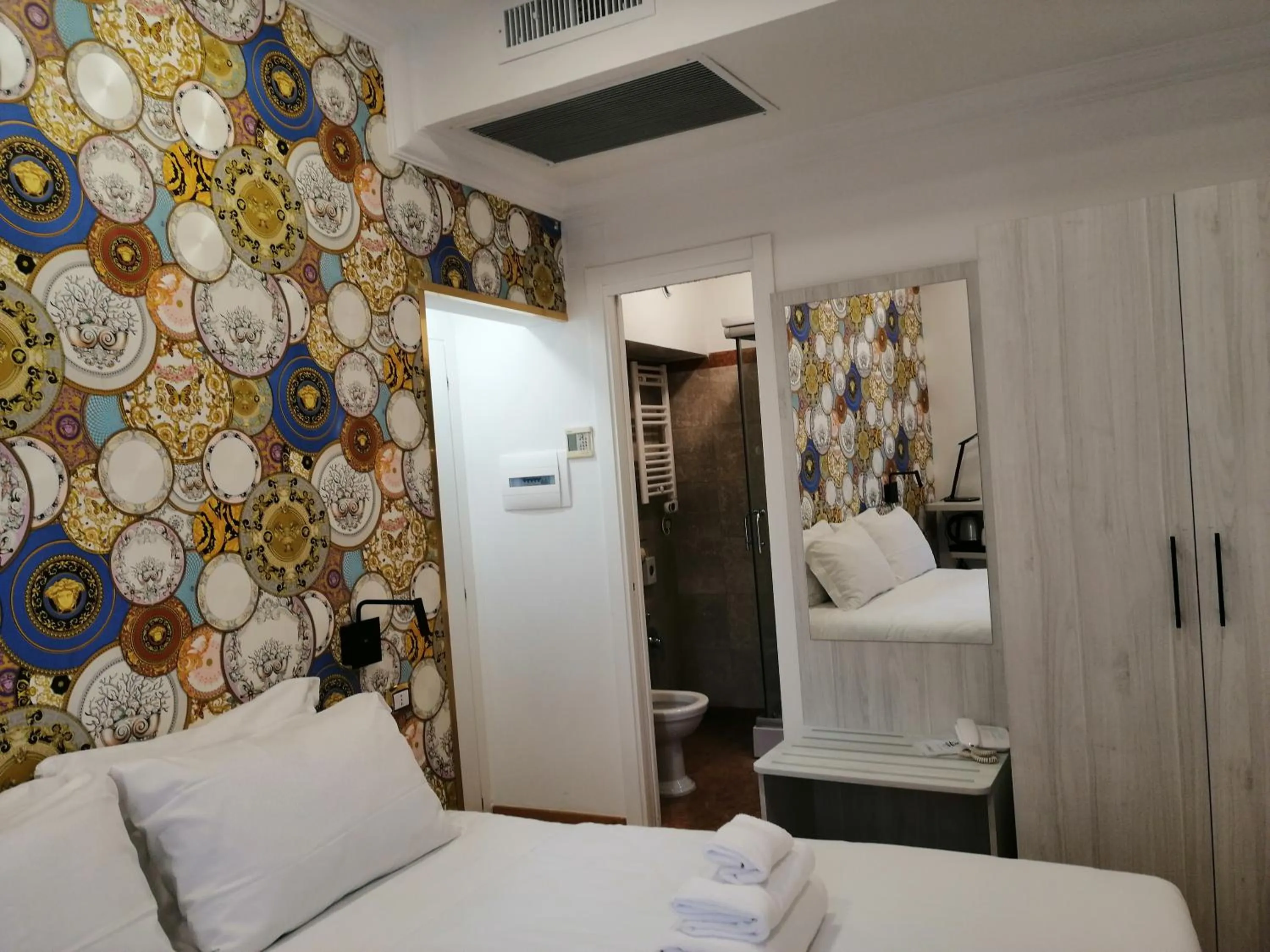 Bathroom, Bed in Hotel Cinquantatre