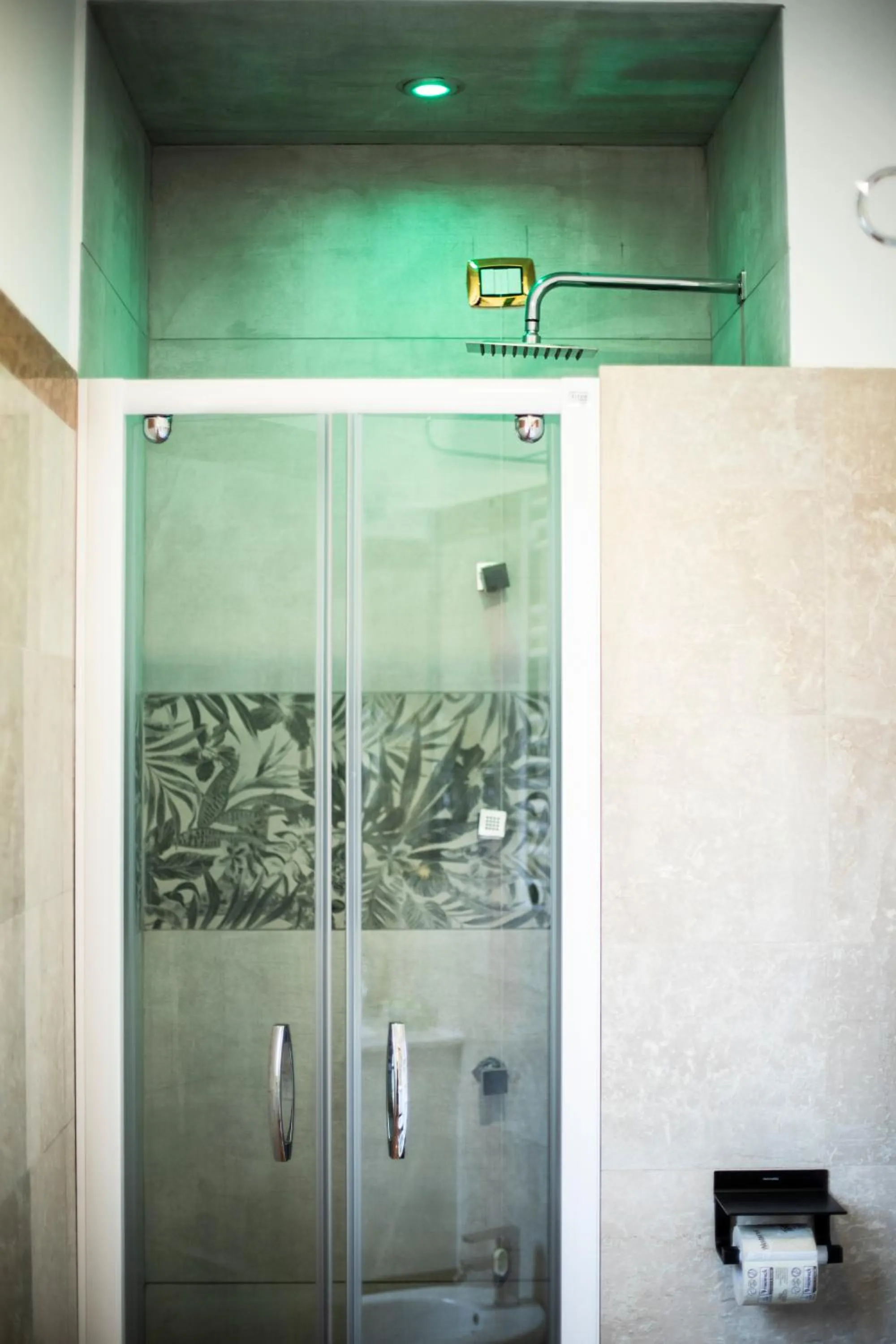 Shower in Hotel Cinquantatre