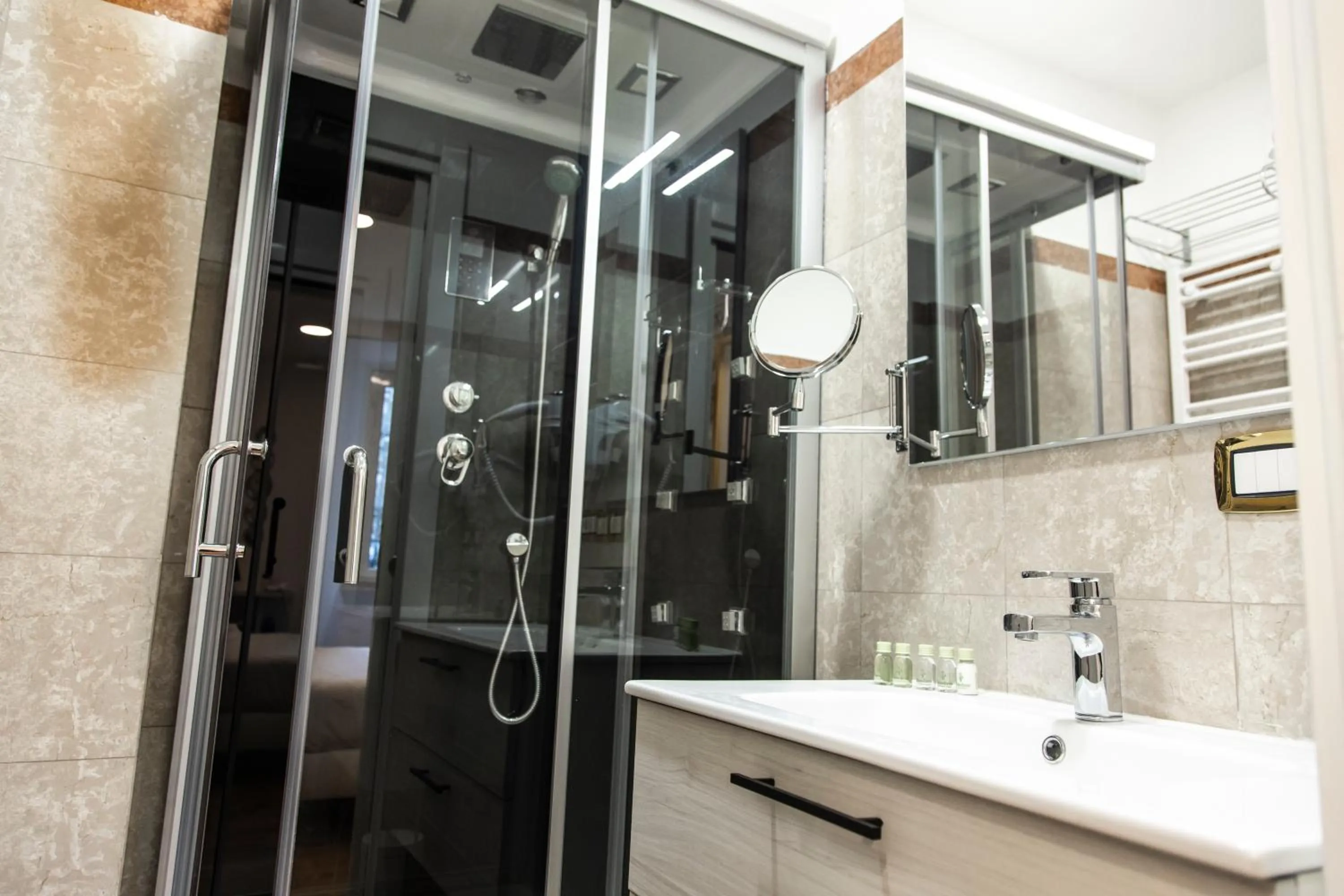 Shower in Hotel Cinquantatre