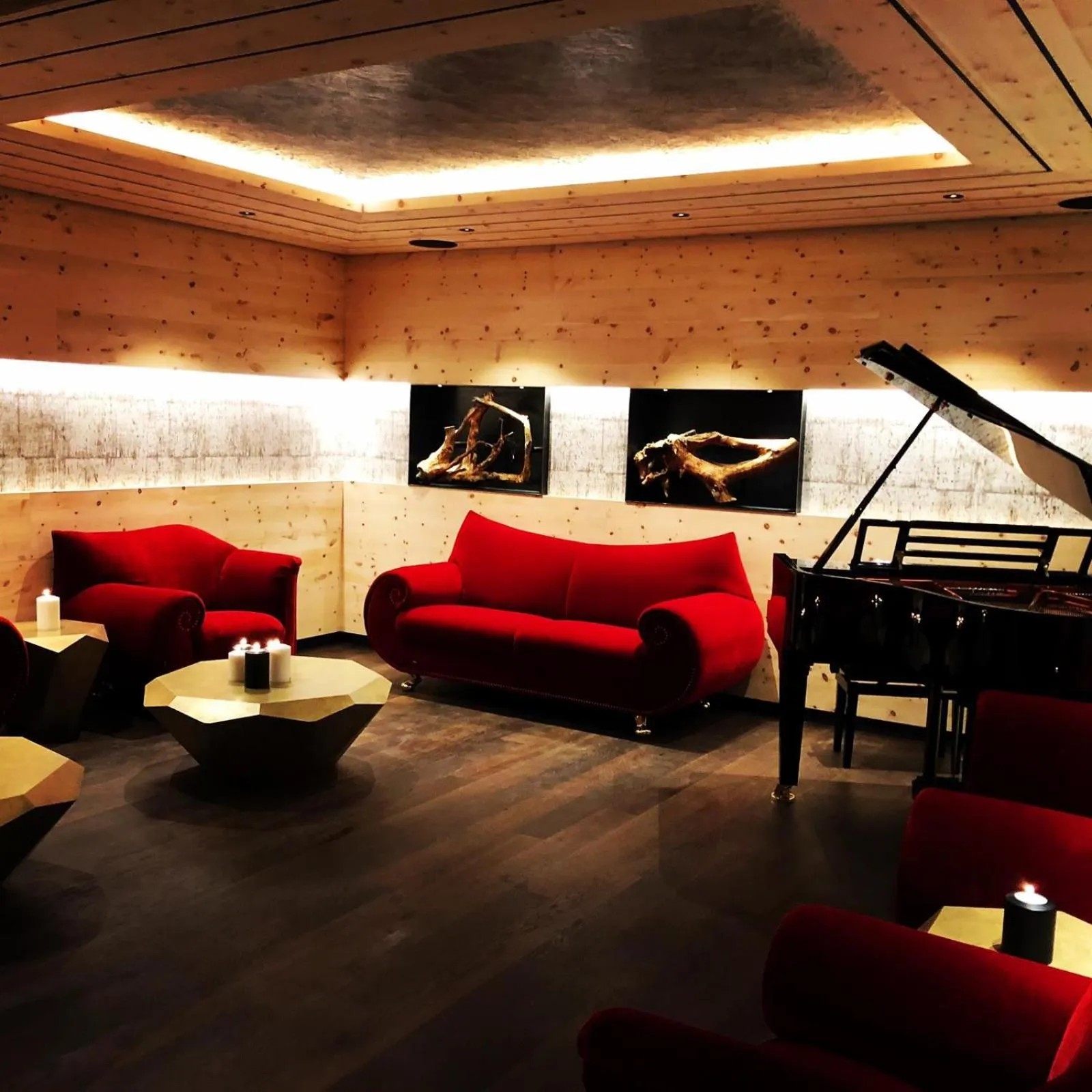 Communal lounge/ TV room in Hotel Rosa Eco Alpine Spa