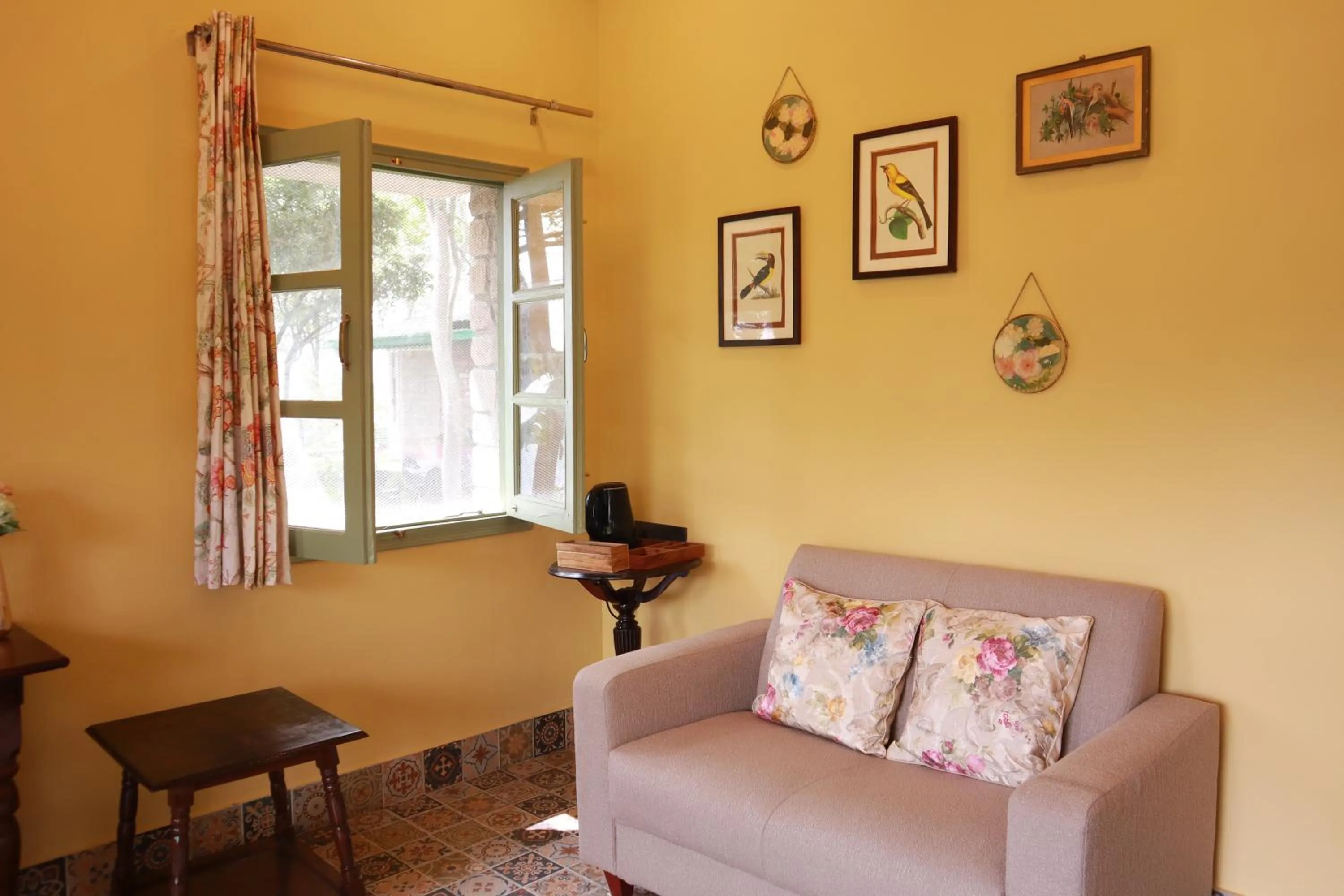 Seating area in Seclude Nahan, Bantony Cottage