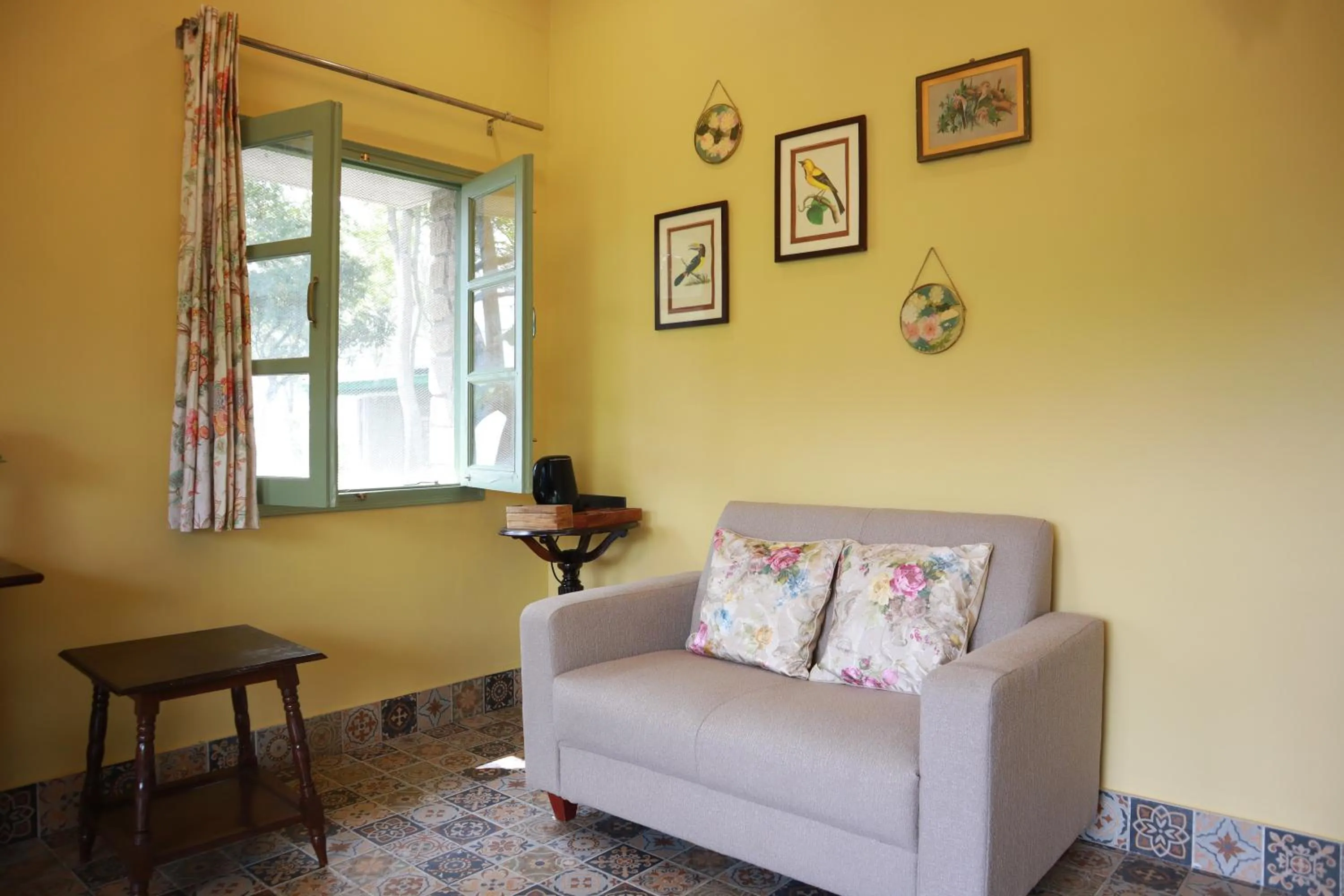 Seating area in Seclude Nahan, Bantony Cottage