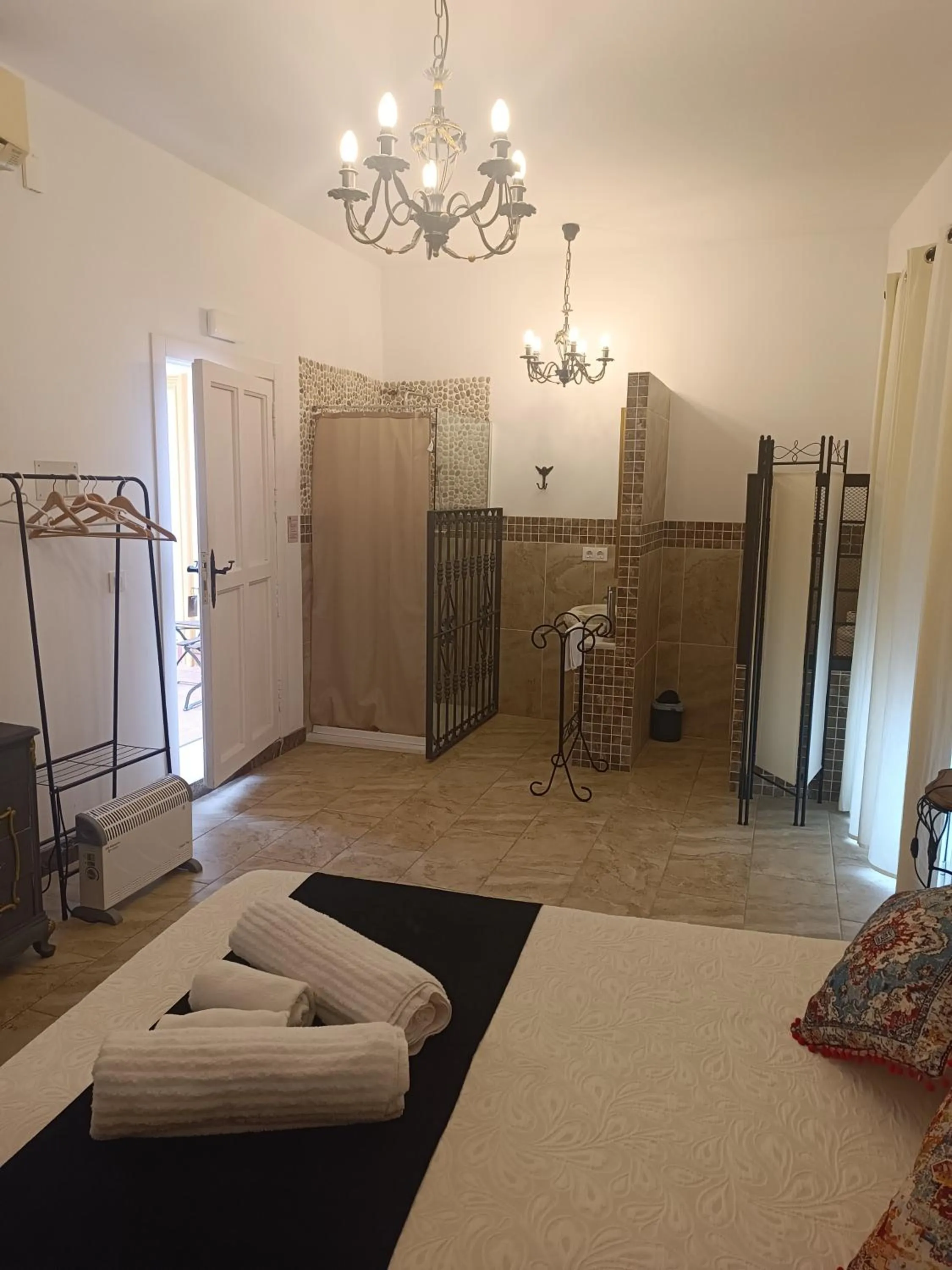 Shower, Bed in El Palacete de Cuevas