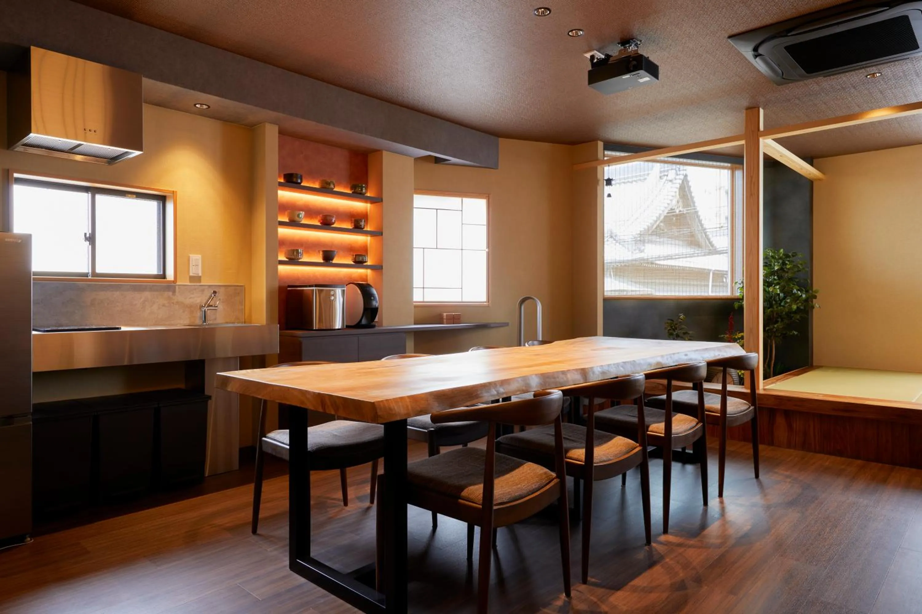 Dining area in 古今 天下茶屋 with a private parking lot and a half open-air bath and direct to KIX