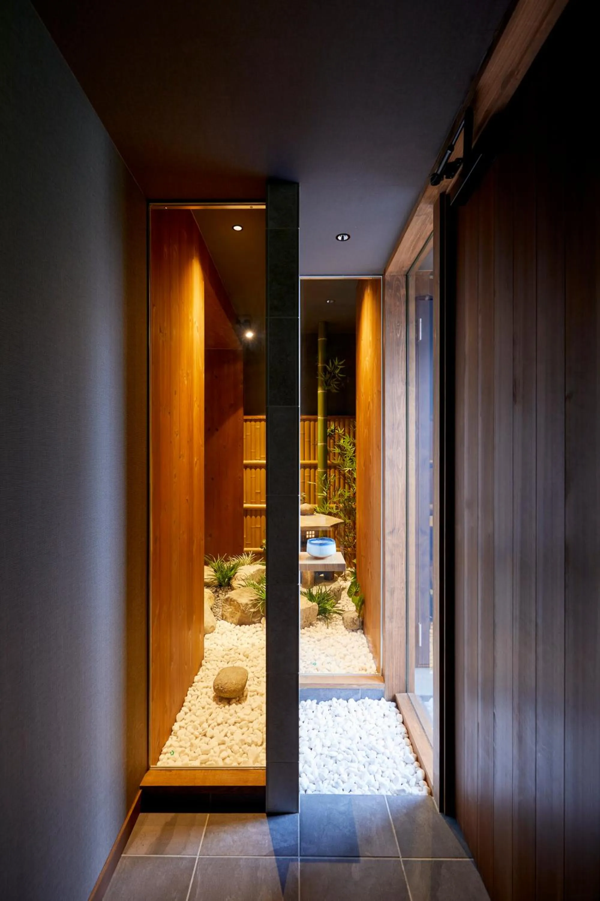 Facade/entrance, Bed in 古今 天下茶屋 with a private parking lot and a half open-air bath and direct to KIX