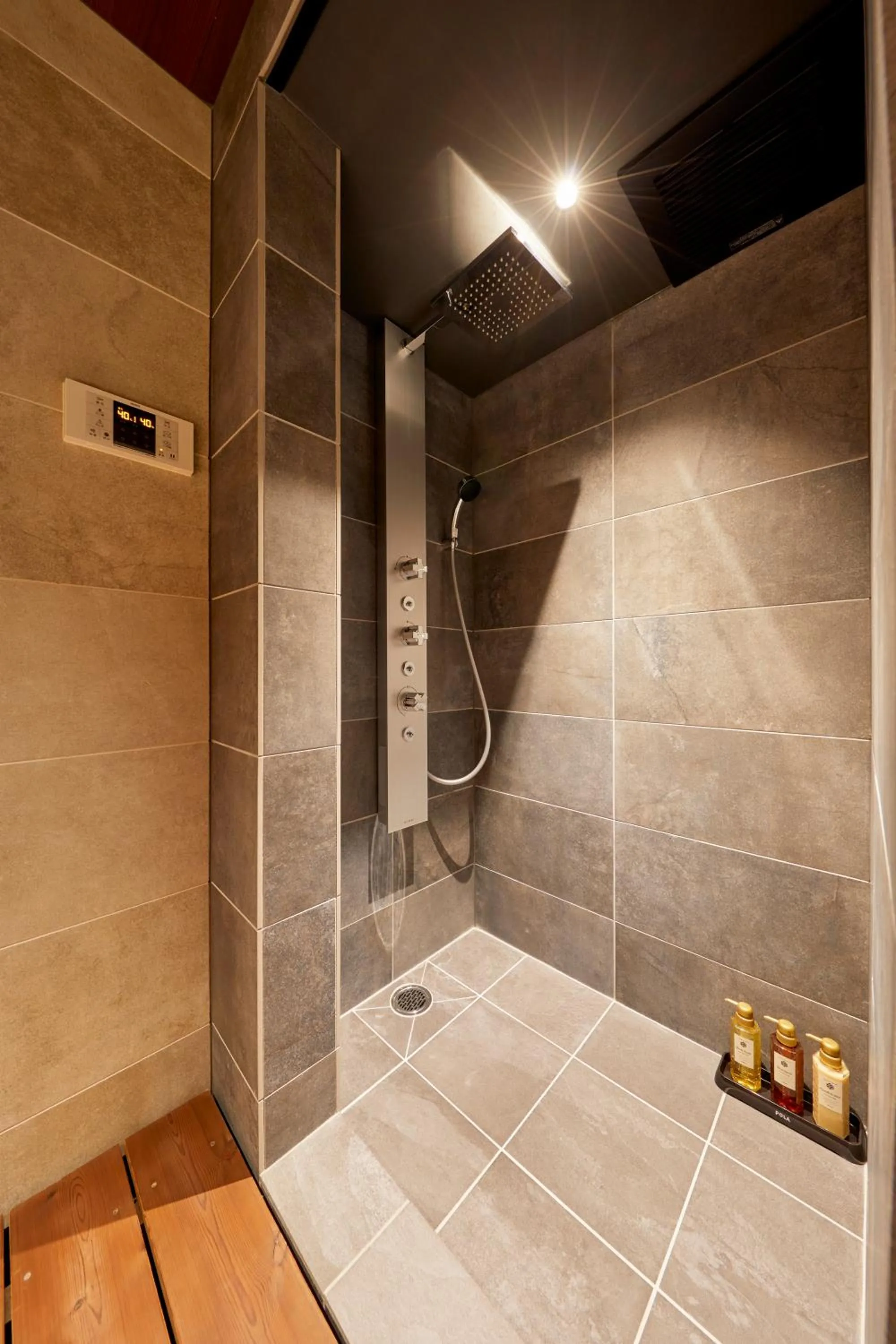 Shower in 古今 天下茶屋 with a private parking lot and a half open-air bath and direct to KIX