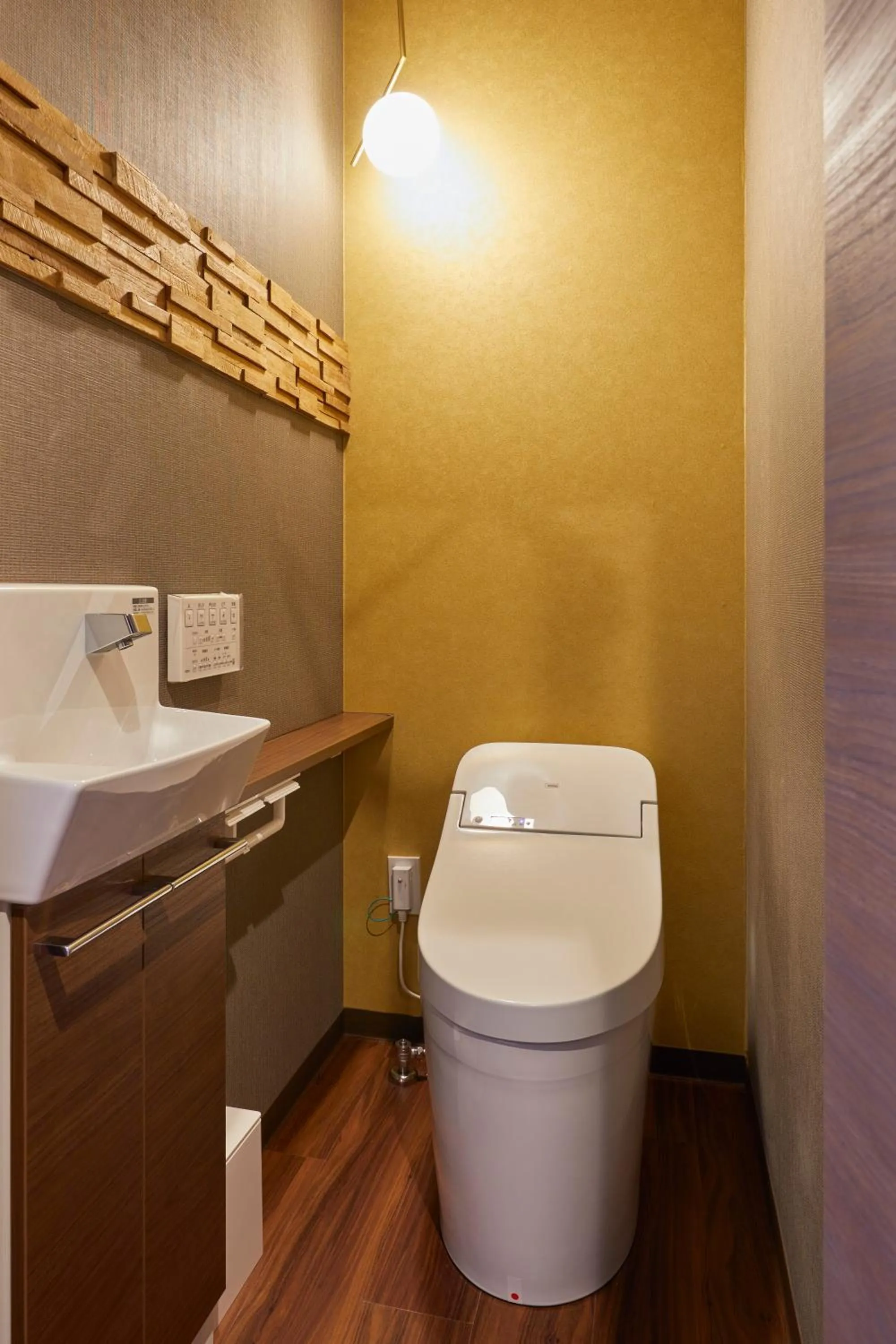 Toilet in 古今 天下茶屋 with a private parking lot and a half open-air bath and direct to KIX