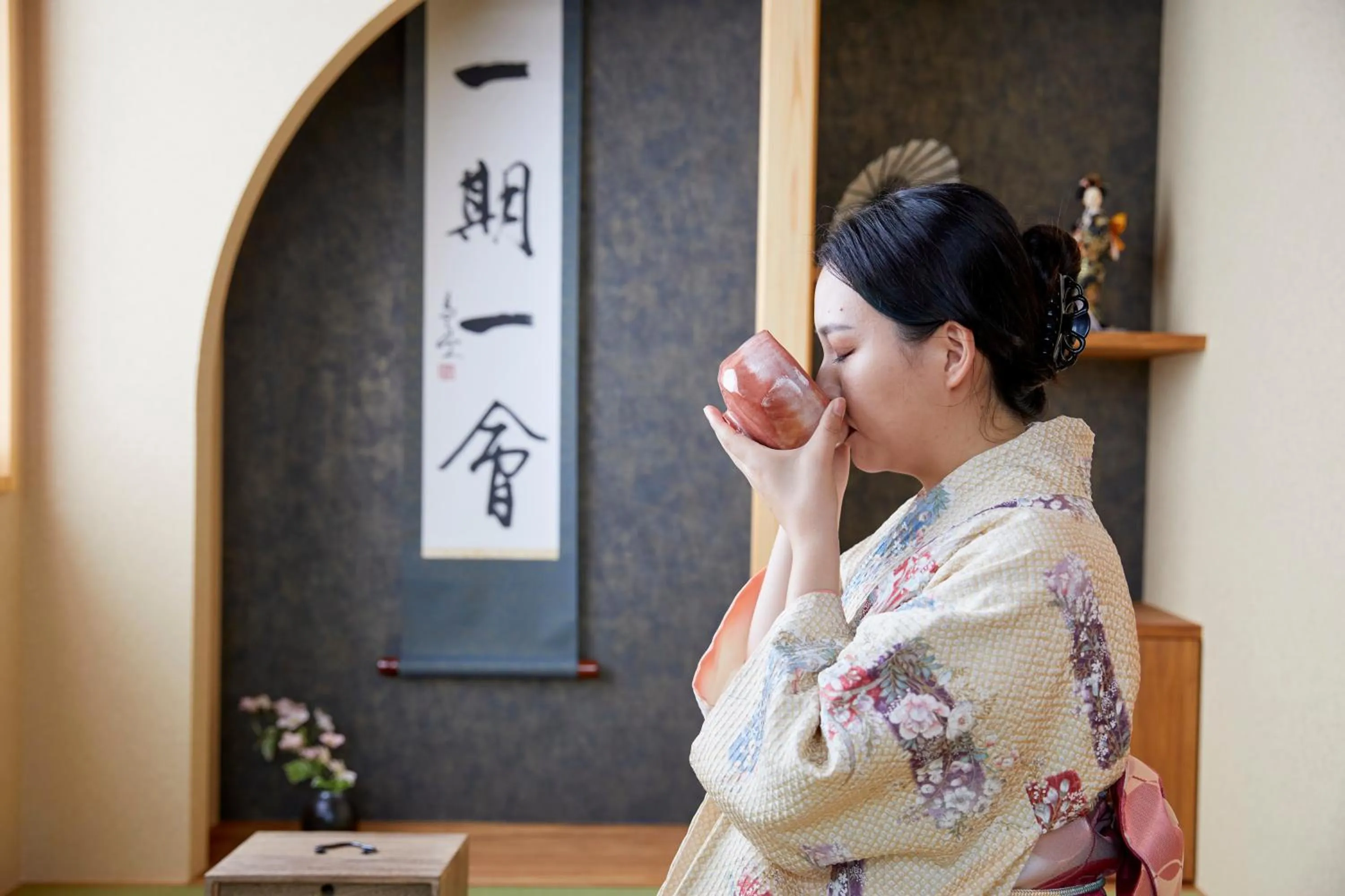 Living room in 古今 天下茶屋 with a private parking lot and a half open-air bath and direct to KIX