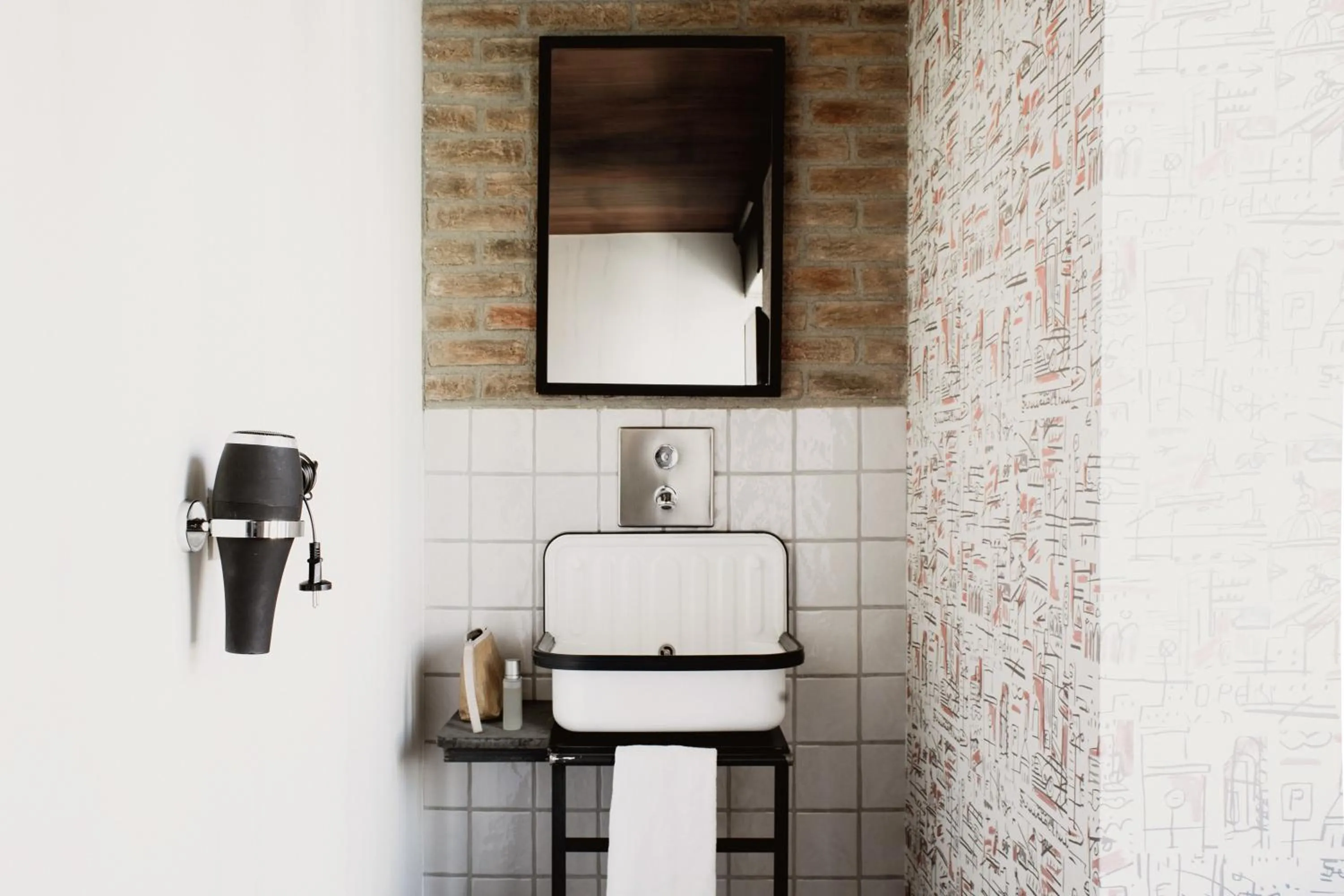 Toilet in room00 Chueca Hostel