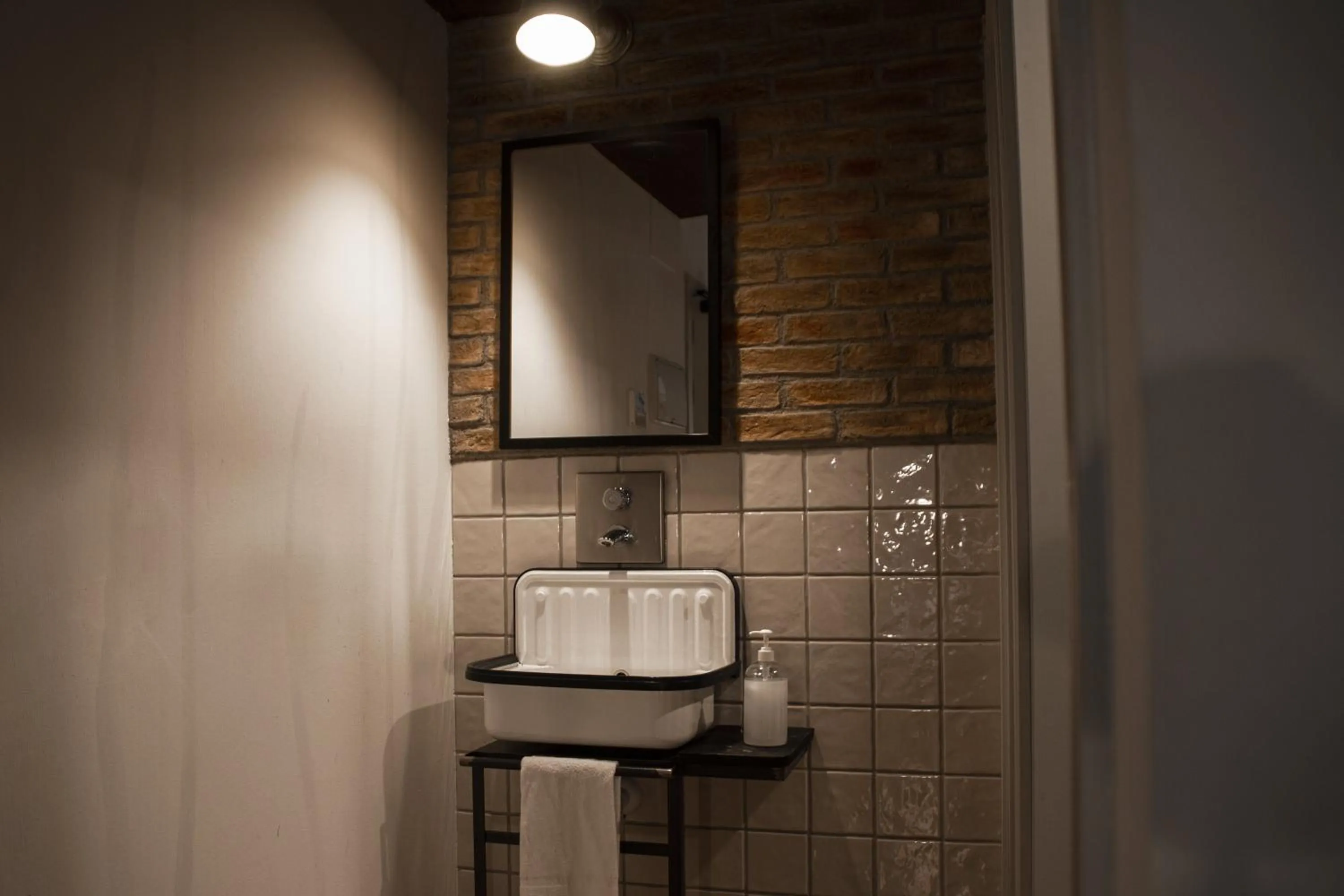 Bathroom in room00 Chueca Hostel